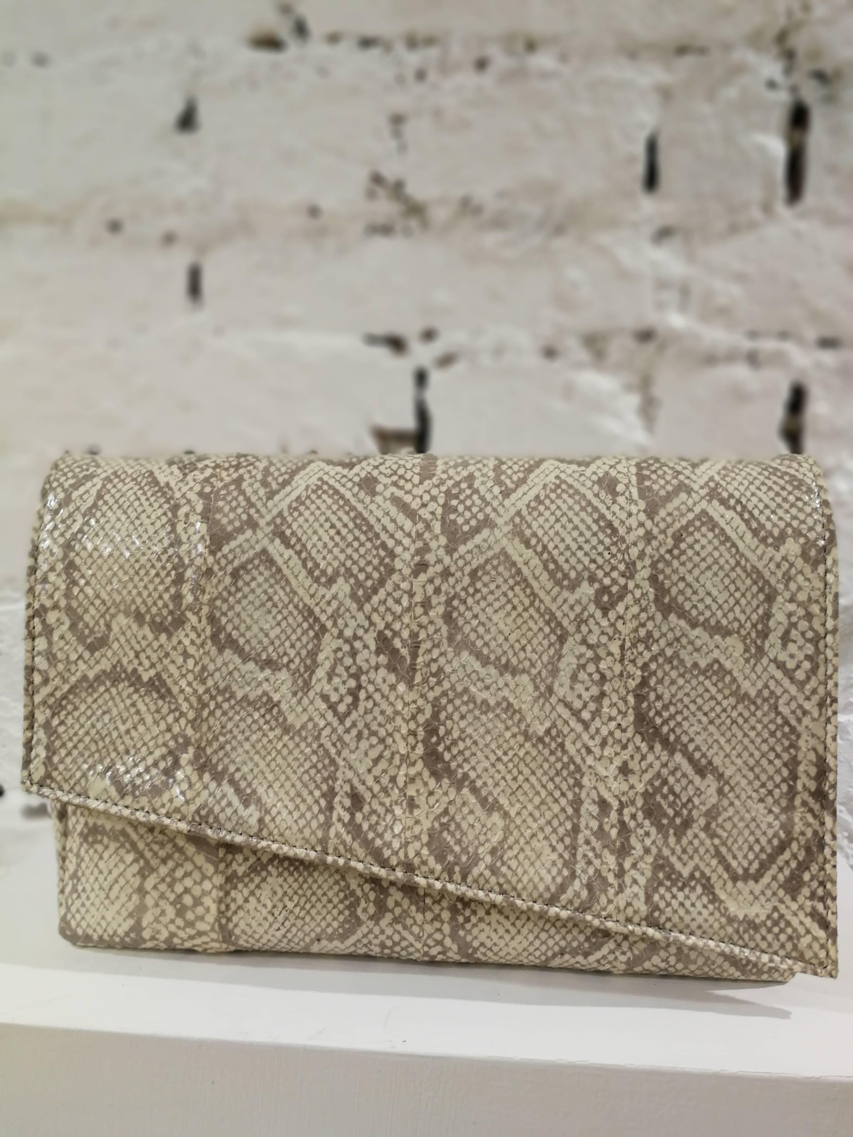 Aphros nude tone snake skin Shoulder bag

Totally handmade in Italy snake skin shoulder bag embellished with a gold tone shoulder strap

Measurements: 23 * 15 * 7 cm

Chain lenght: 115 cm