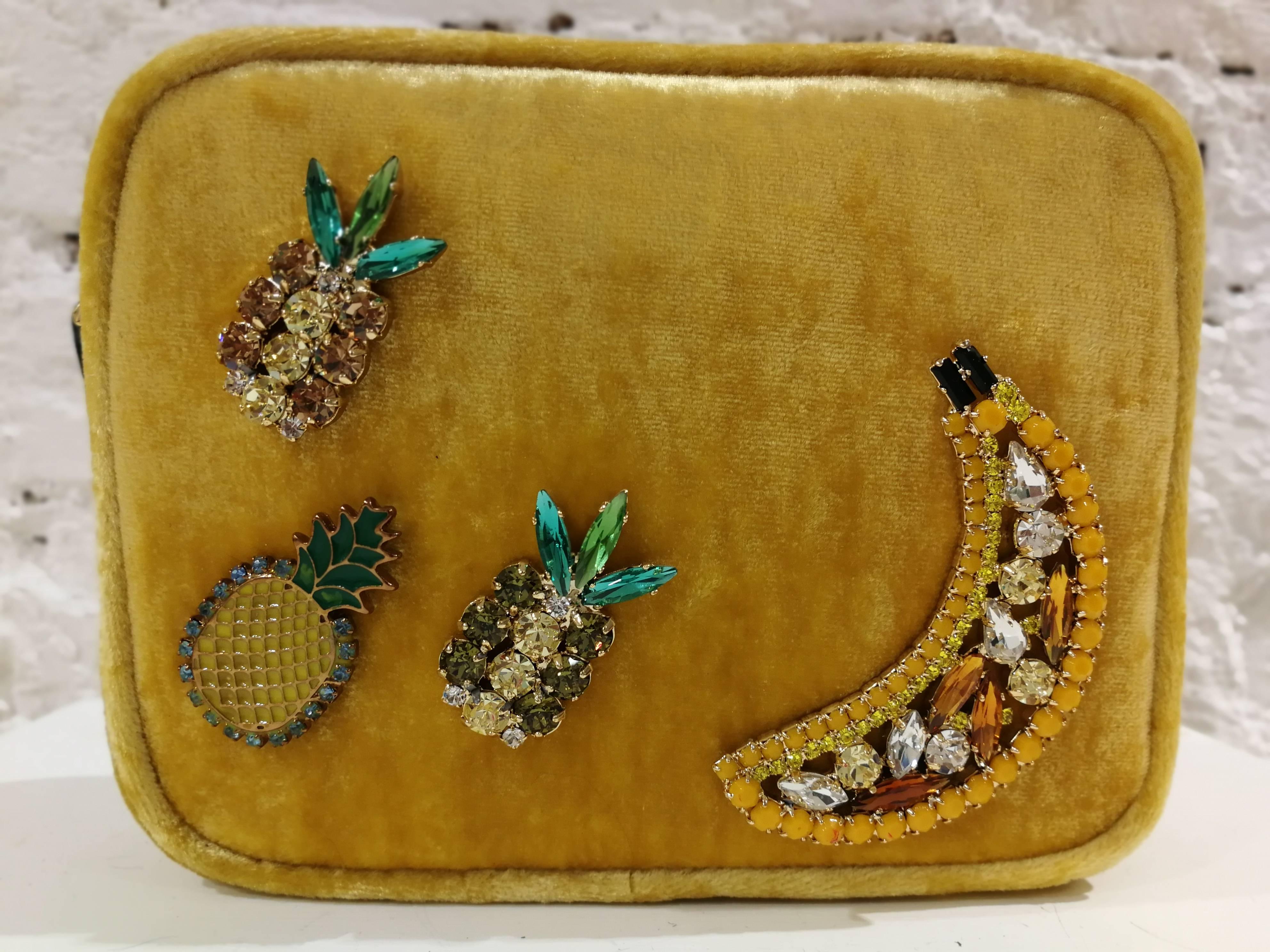 Lisa C. bijoux Fanny Pack Shoulder Yellow Velvet Bag

Yellow velvet bag embellished with ananas and banana swarovski 

Totally handmade in italy 

Can be easily used ad a fanny pack or as a shoulder bag

It comes with a black leather belt size 95 cm