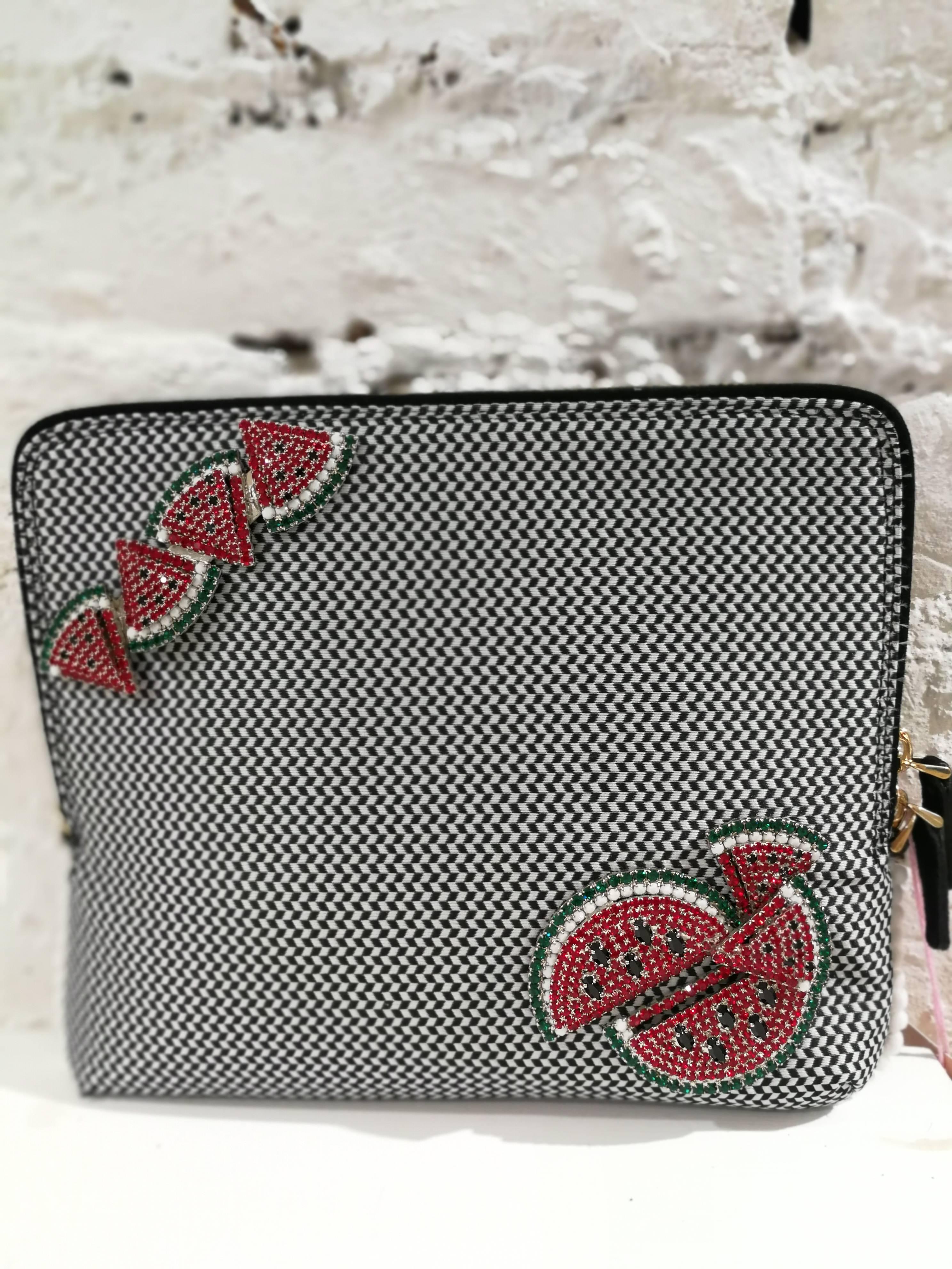 Lisa C. Bijoux Black and White Alice in Wonderland clutch shoulder bag

totally made in italy embellished with swarovski watermelon

MeasurementS: 23 x 19 cm

Shoulder strap: 118 cm