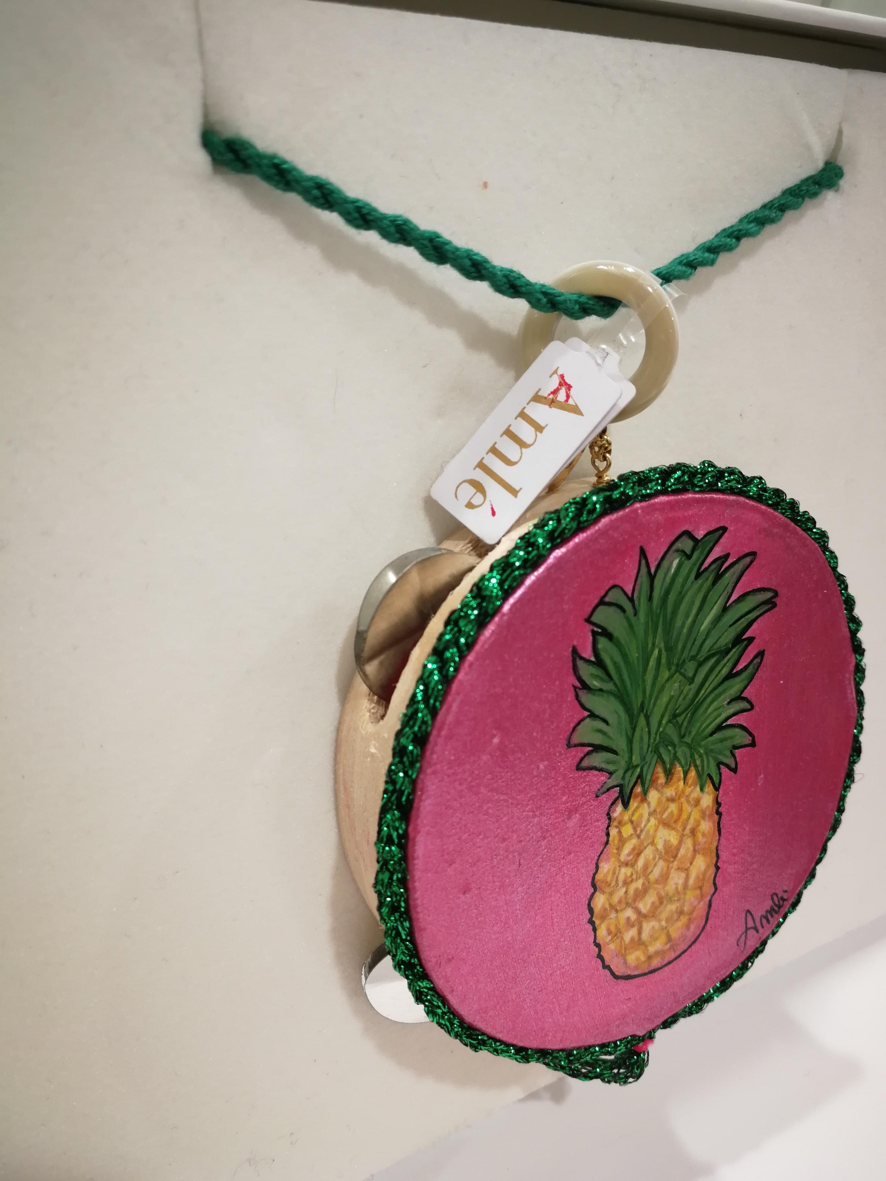 Amlé Tambourine  Fucsia Ananas Handmade and handpainted necklace

Tambourine measurements 7 x 7 cm