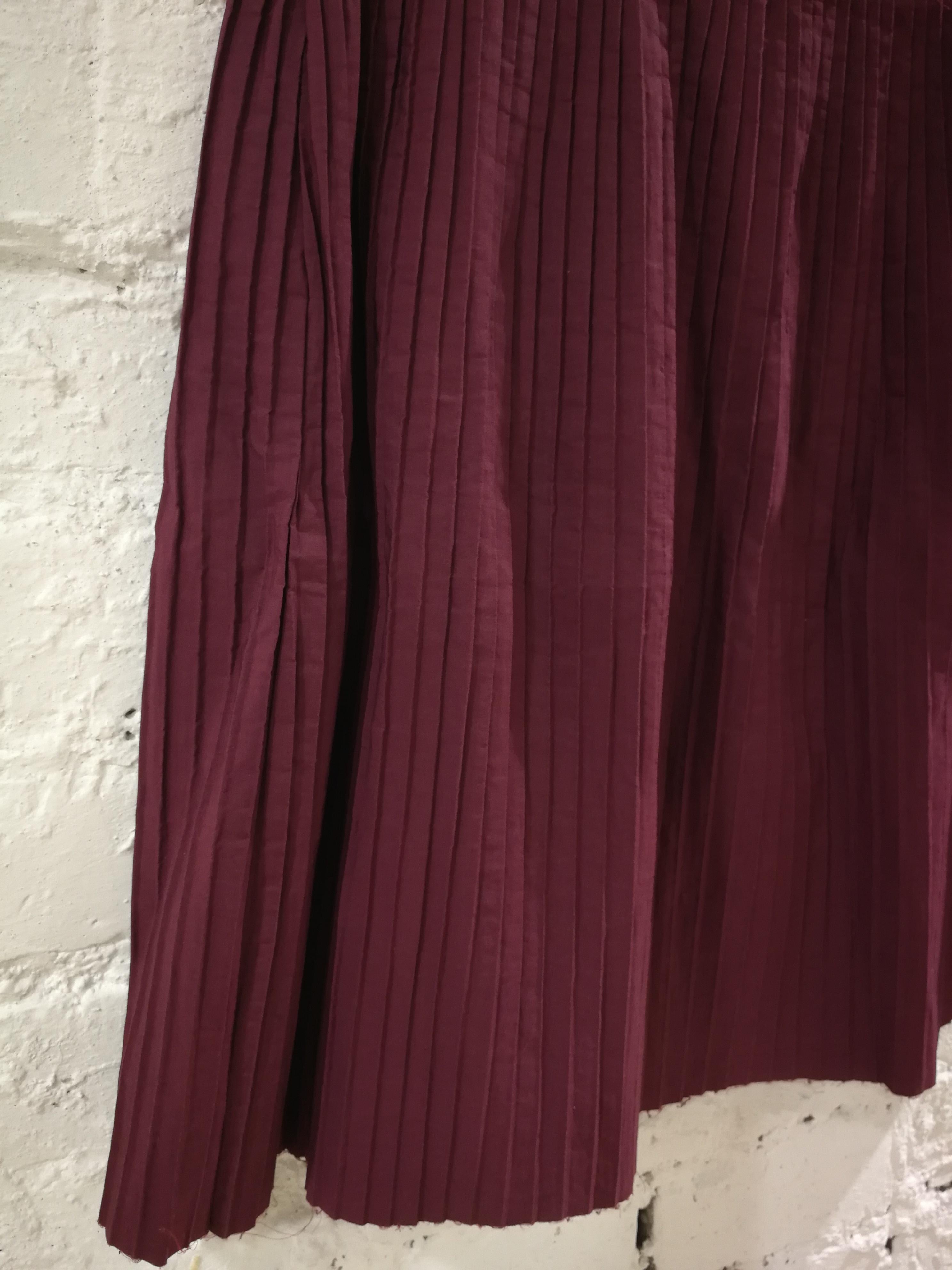 Miu Miu Bordeaux Cotton Skirt
Totally made in italy in size S 

Waist 68 cm

total lenght  48 cm