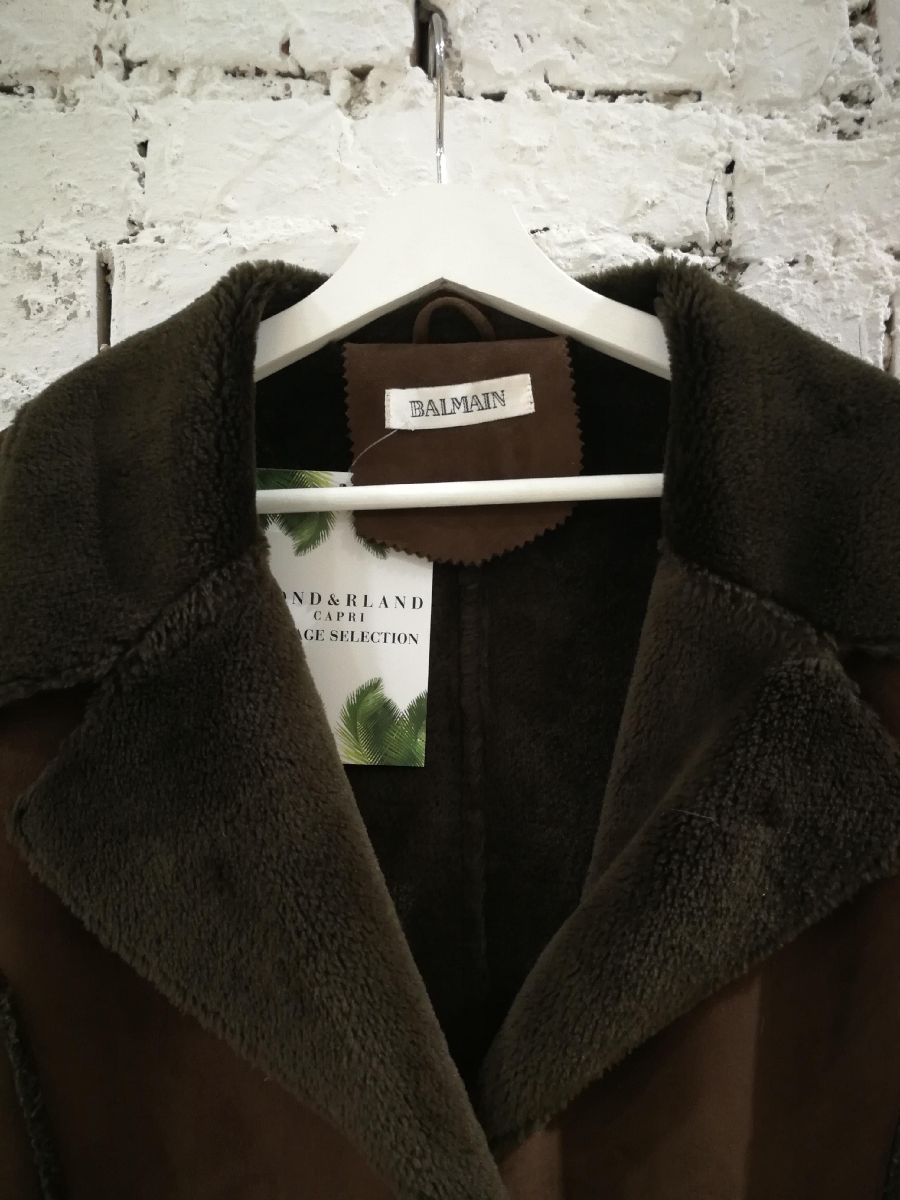 Balmain Long Brown Coat

Long brown coat by Balmain totally made in france in size 40

Composition poliestere

Dark green lining and neck


