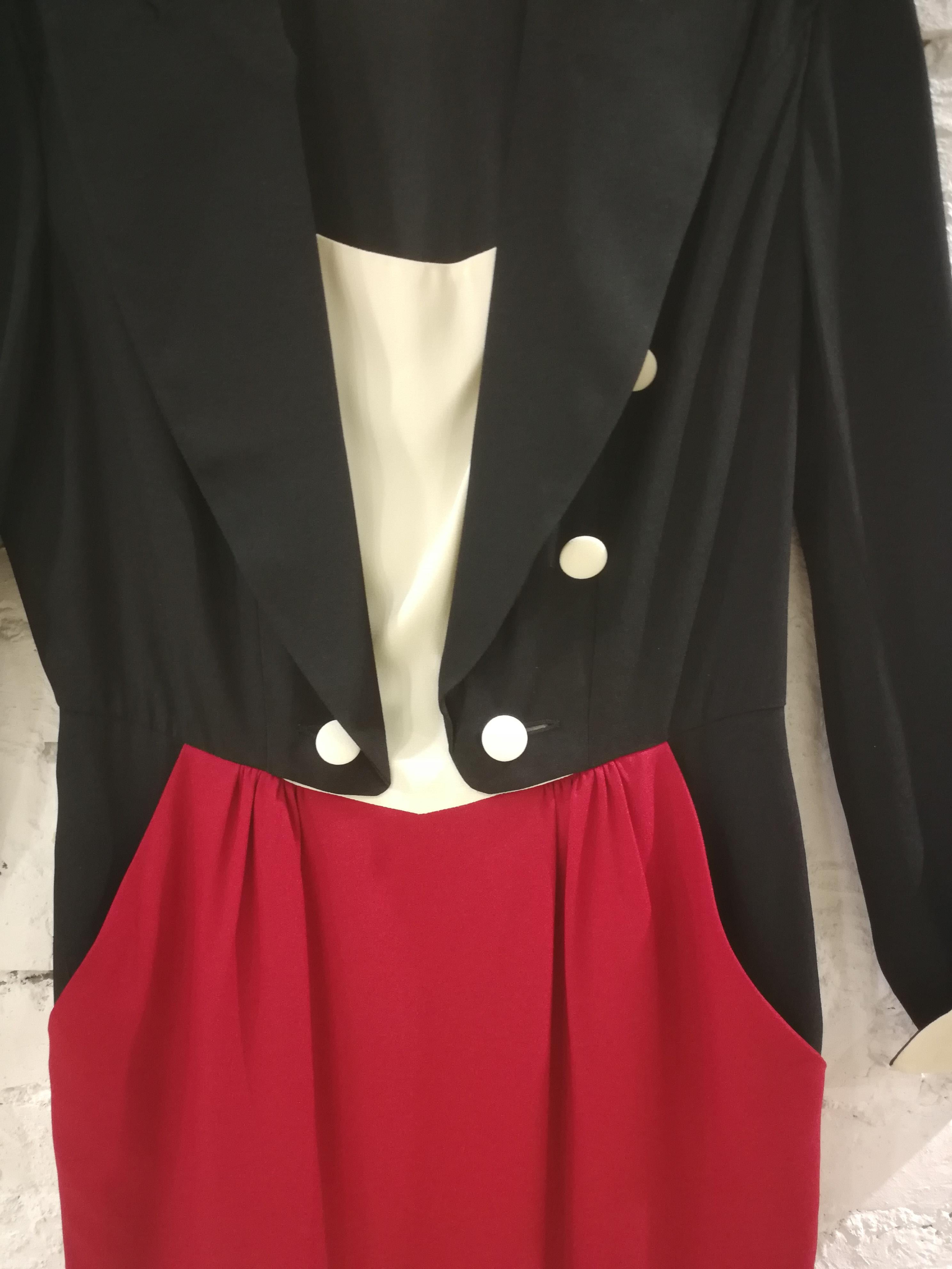 Moschino Cheap and Chic Vestido Negro Blanco Rojo

Moschino vestido multicolor totalmente made in italy en talla 46
Composición: Acetato y rayón 