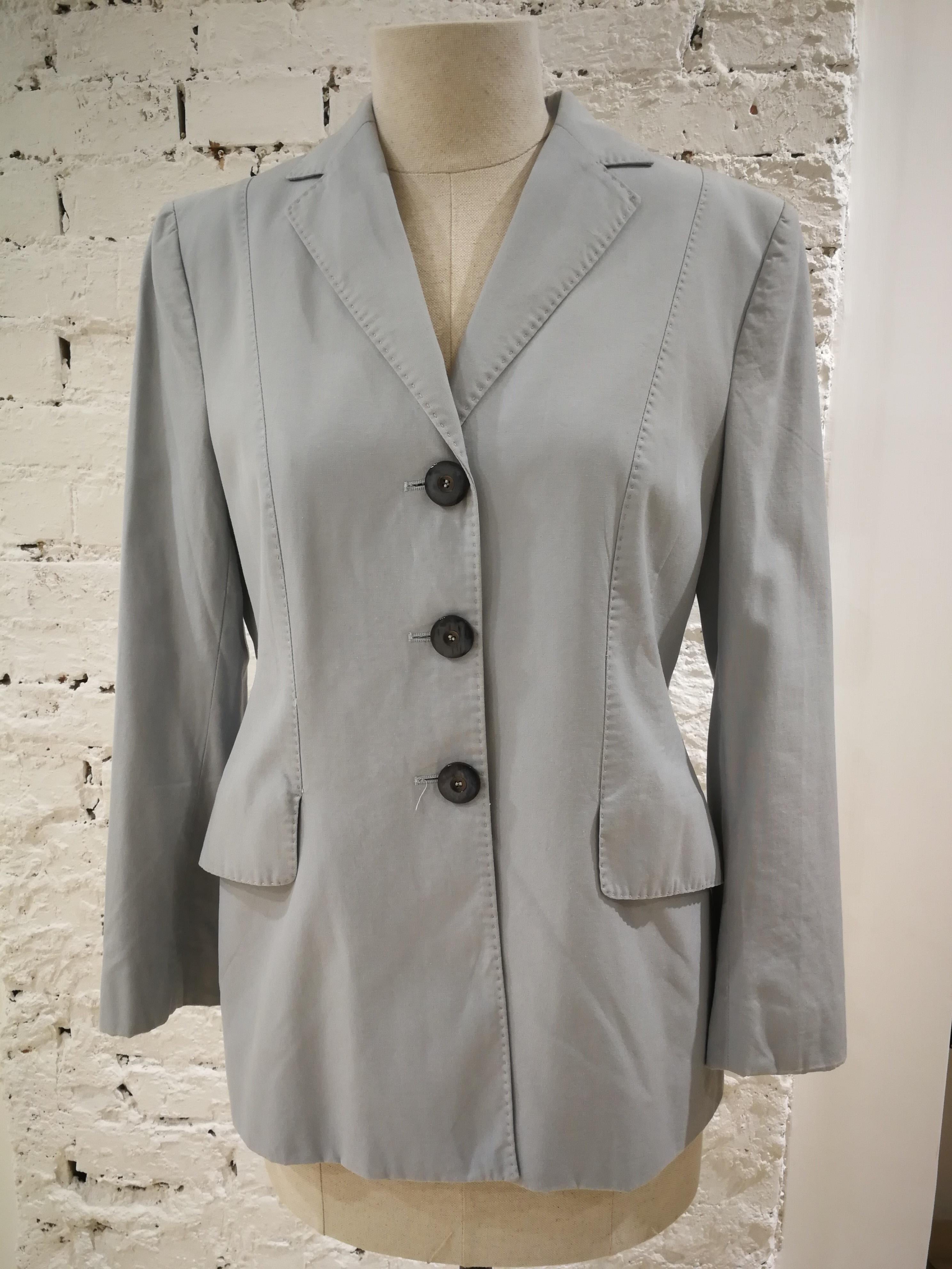 Chaqueta azul claro Moschino
totalmente made in italy n talla 44
Composición: Algodón y rayón