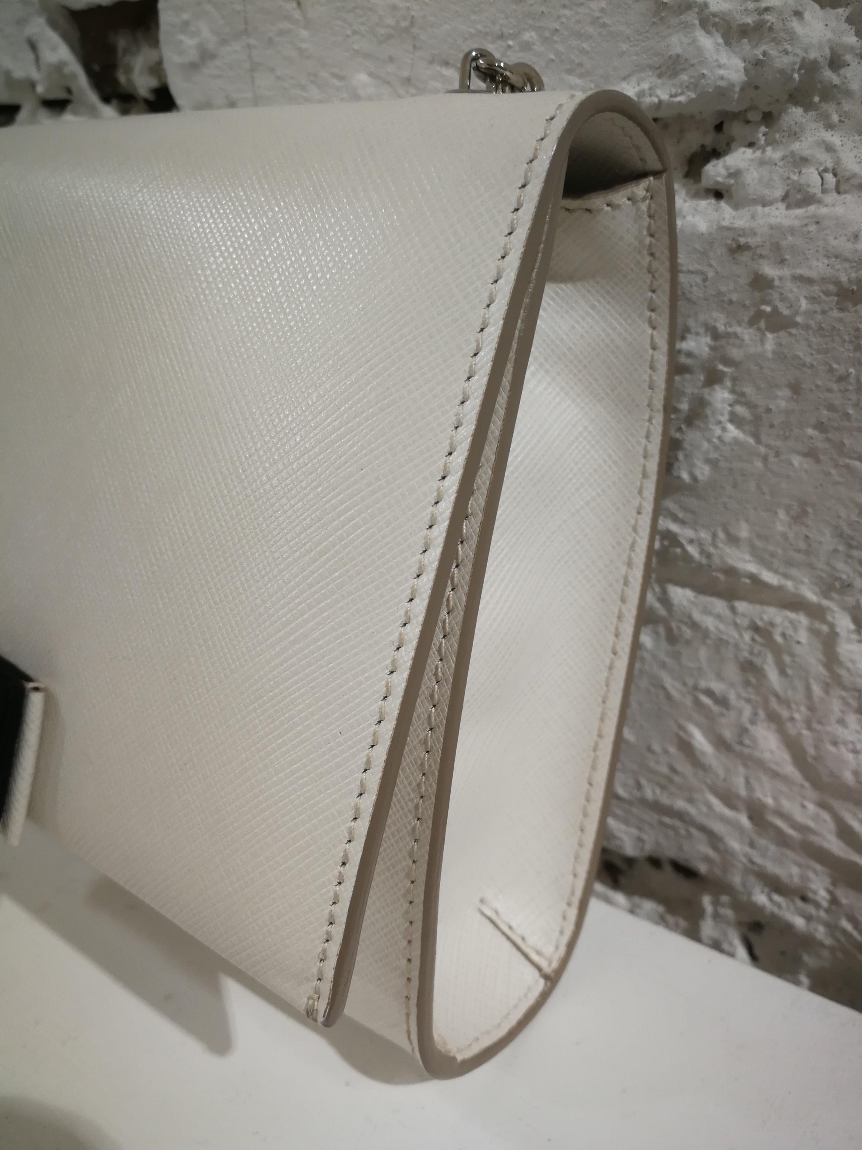 Salvatore Ferragamo White Leather Shoulder Bag

White leather shoulder bag with black bow on the front and silver tone shoulder strap

Measurements:  13 cm h * 19 cm * depth 4 cm 