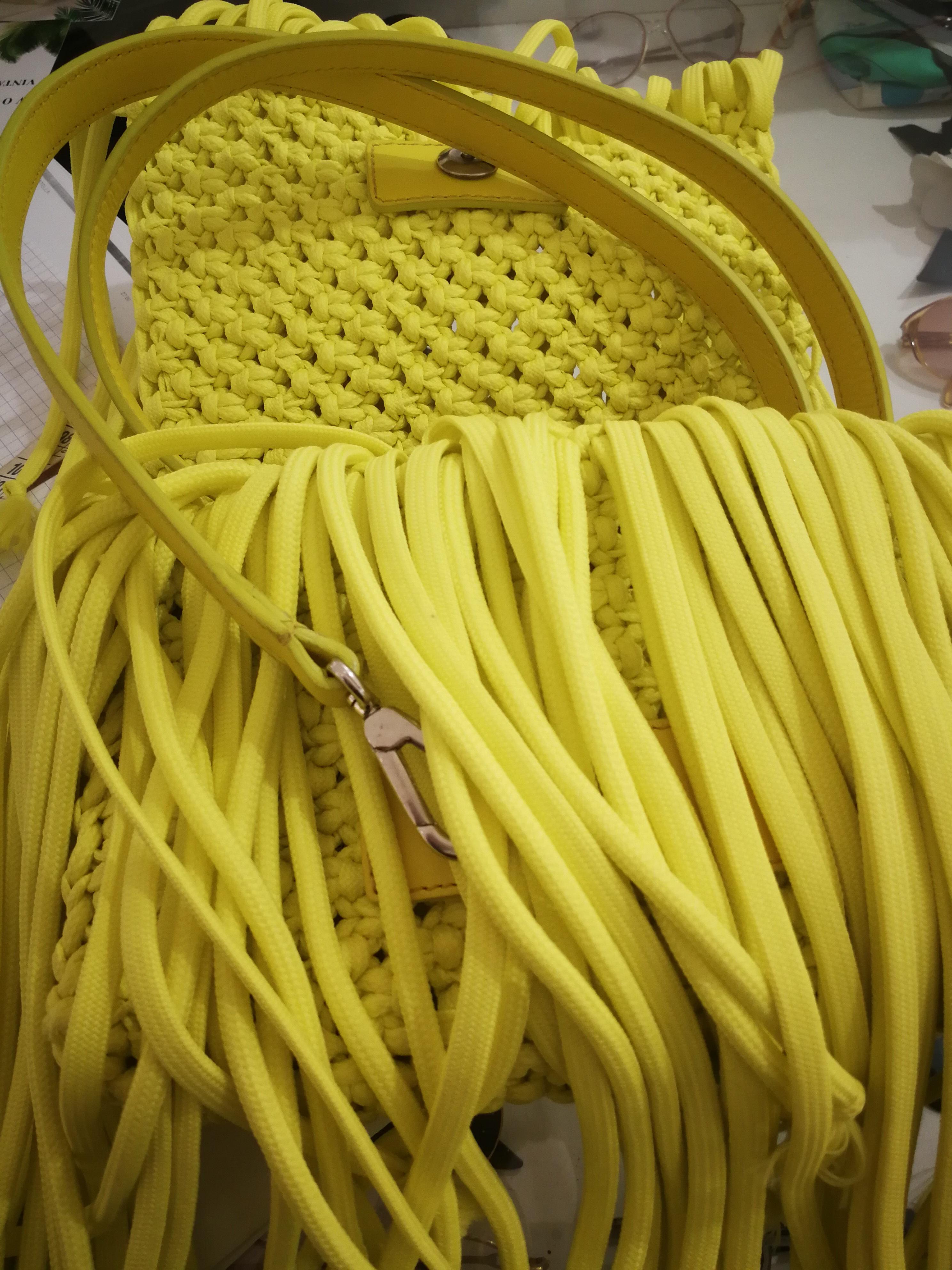Emilio Pucci Yellow Fringes Shoulder Bag

Totally made in italy

inside a removable shoulder strap

Bag Measurements: 21 cm * 18 cm * 5 cm