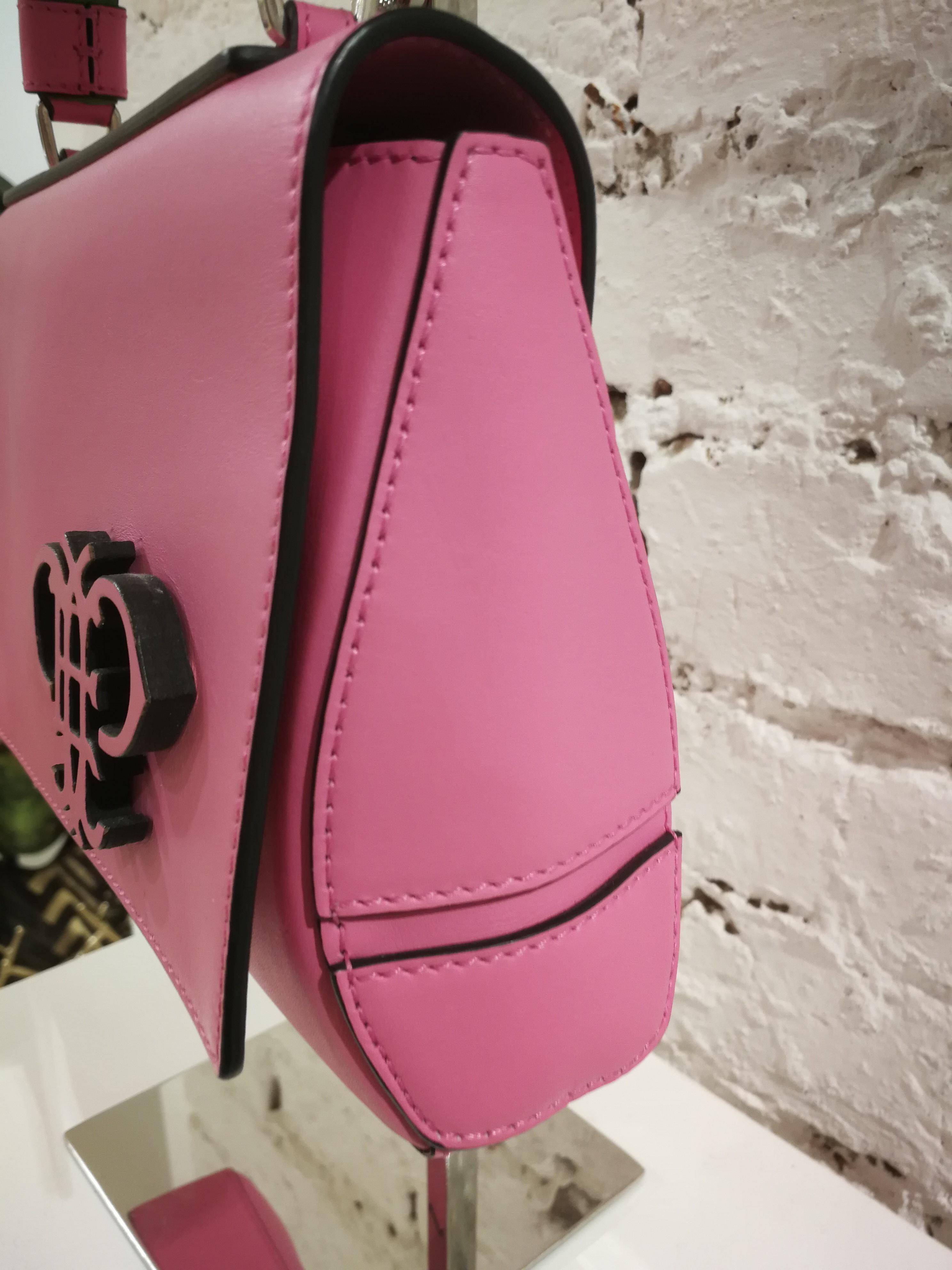 Emilio Pucci Pink Leather Shoulder Bag

Totally made in italy

Measurements: 24 x 15 cm