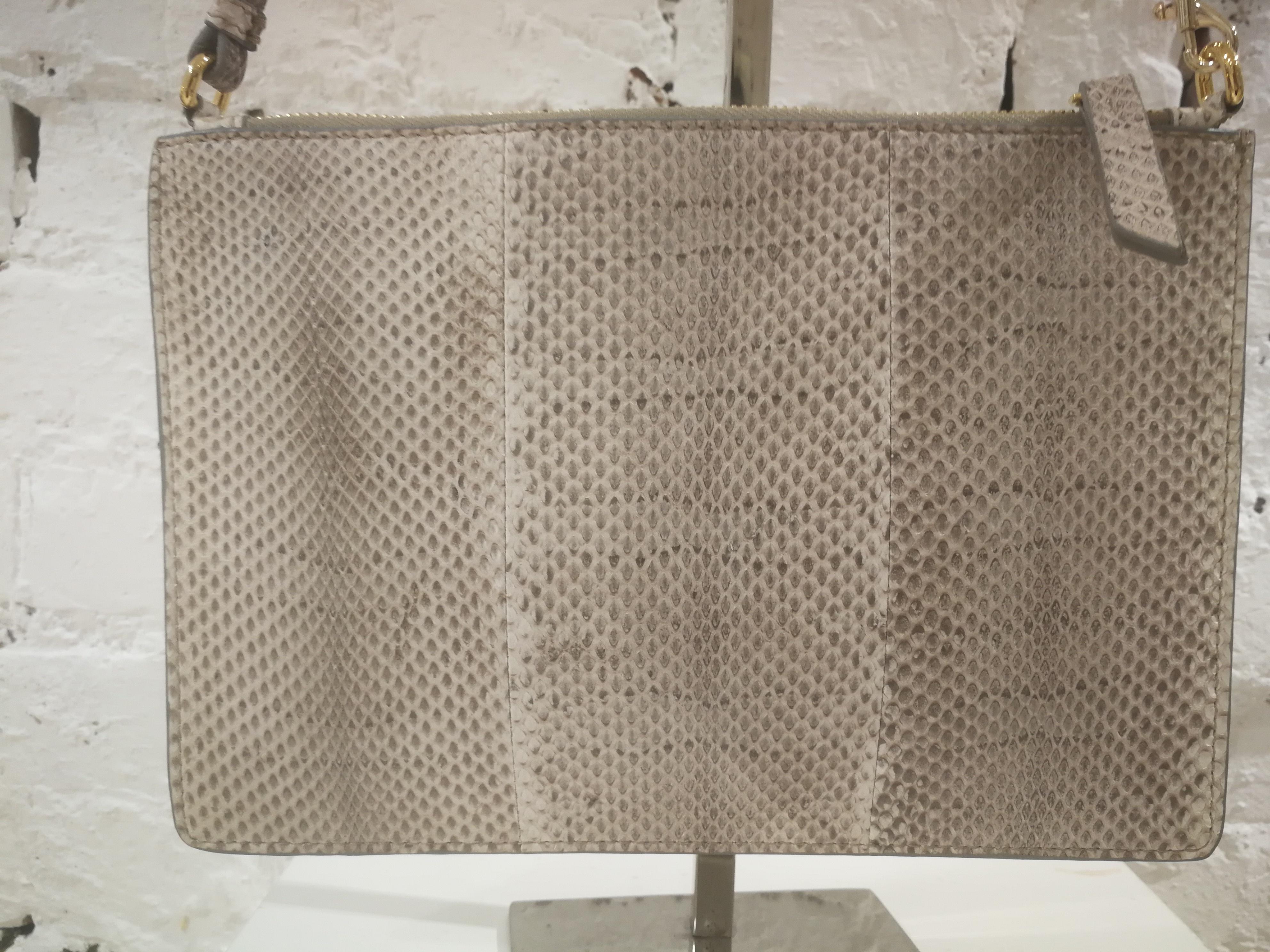 Roberto Cavalli Snake Skin Shoulder Bag

Totally made in italy

Measurements: 26 cm x 17 cm