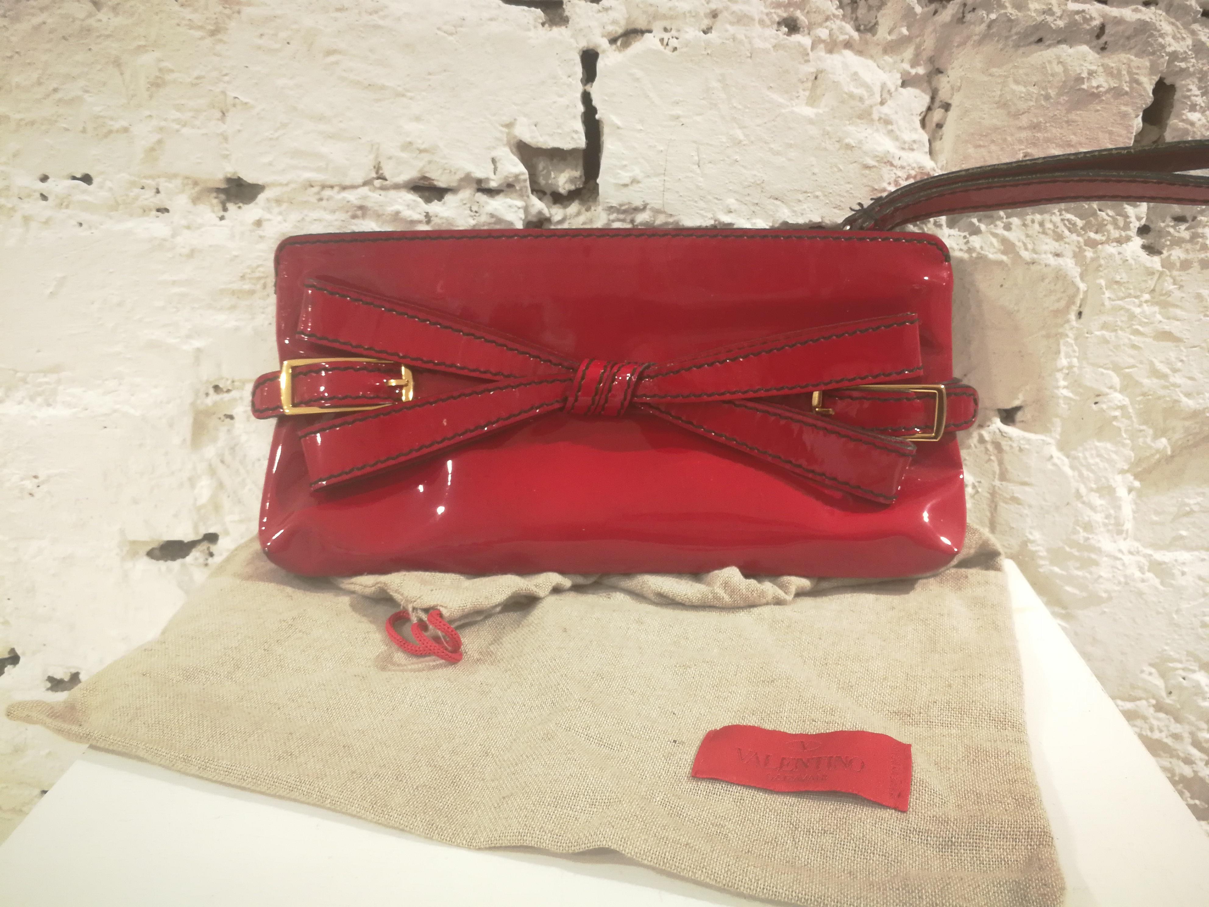 Valentino Red Patent Leather Handle Bag / Clutch

Some signs on the bag
check pics carefully
measurements= 25 cm x h 14 cm