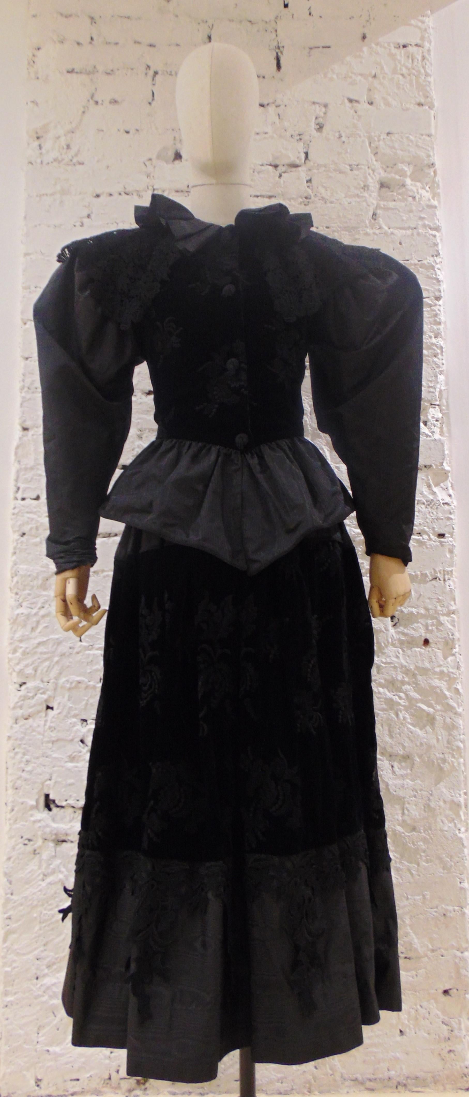 Claude Montana Black Silk Velvet Lace Skirt Suit
This suit, a really piece of art, is made of a jacket embellished with laces and velvet and a long black skirt made with velvet and embroided
totally made in italy in size 42
composition is