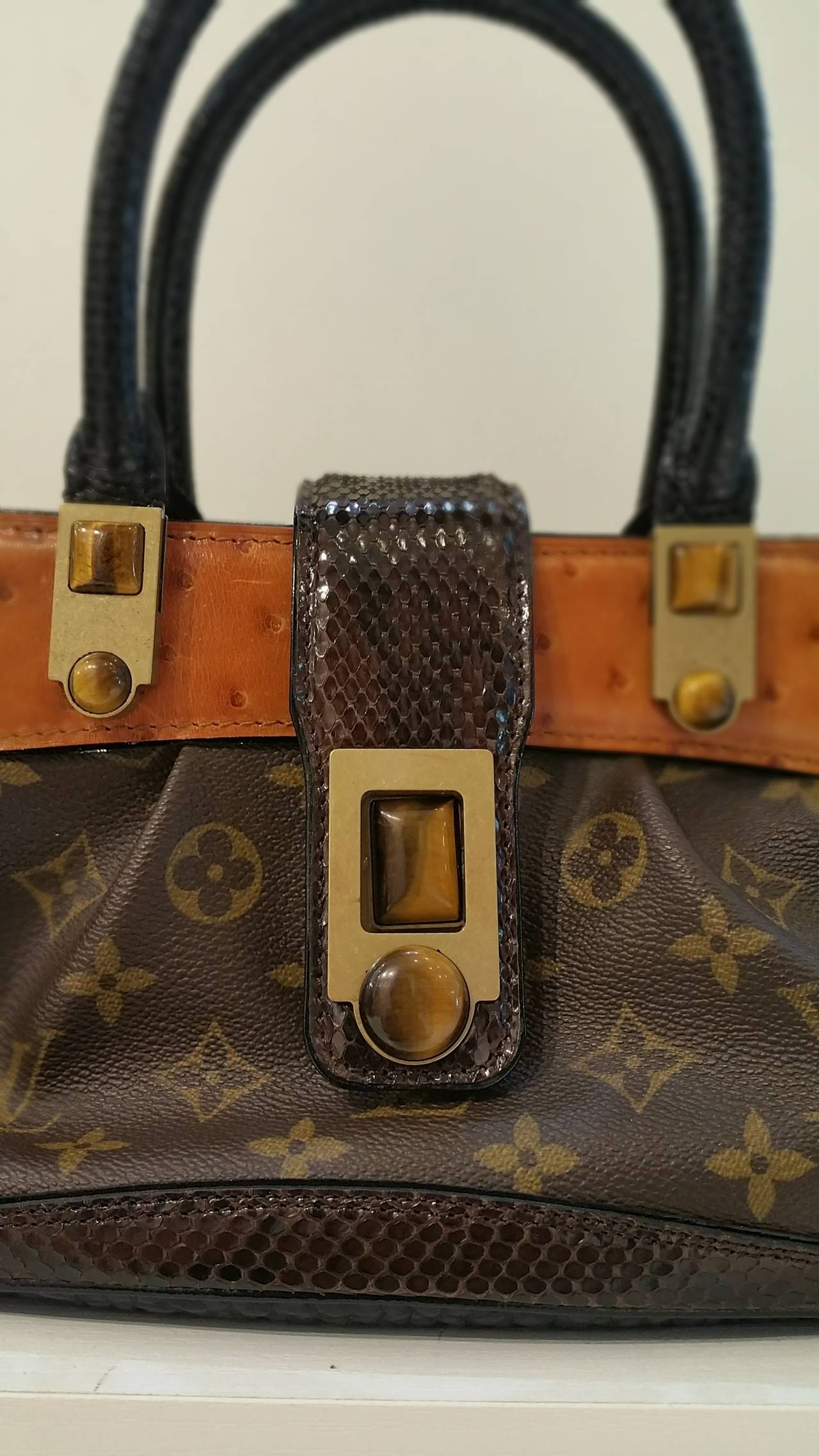 This is the stunning and authentic LOUIS VUITTON Waltz MACHA Exotic Ostrich Bag. This Louis Vuitton combines expert craftsmanship and fine materials in a bag that is truly beautiful and will be the highlight of your collection. It is constructed of