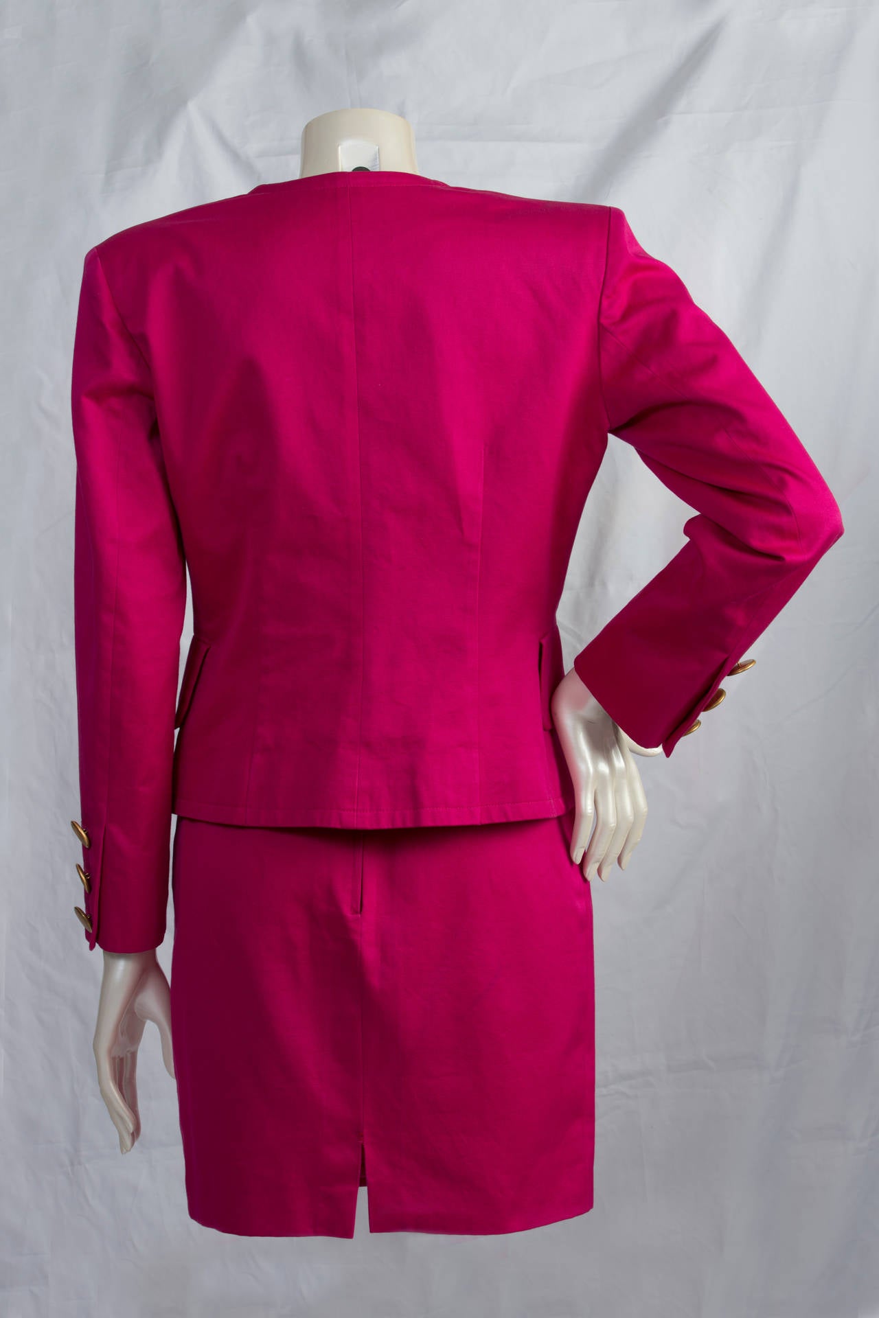 1980s Yves Saint Laurent Variation Fucsia suit in 42 italian size.

Size Measurements:

Jacket:
total lenght 54 cm
widht 40 cm
shoulder to hem: 56 cm

Skirt:
total lenght 49 cm
widht 
34 cm