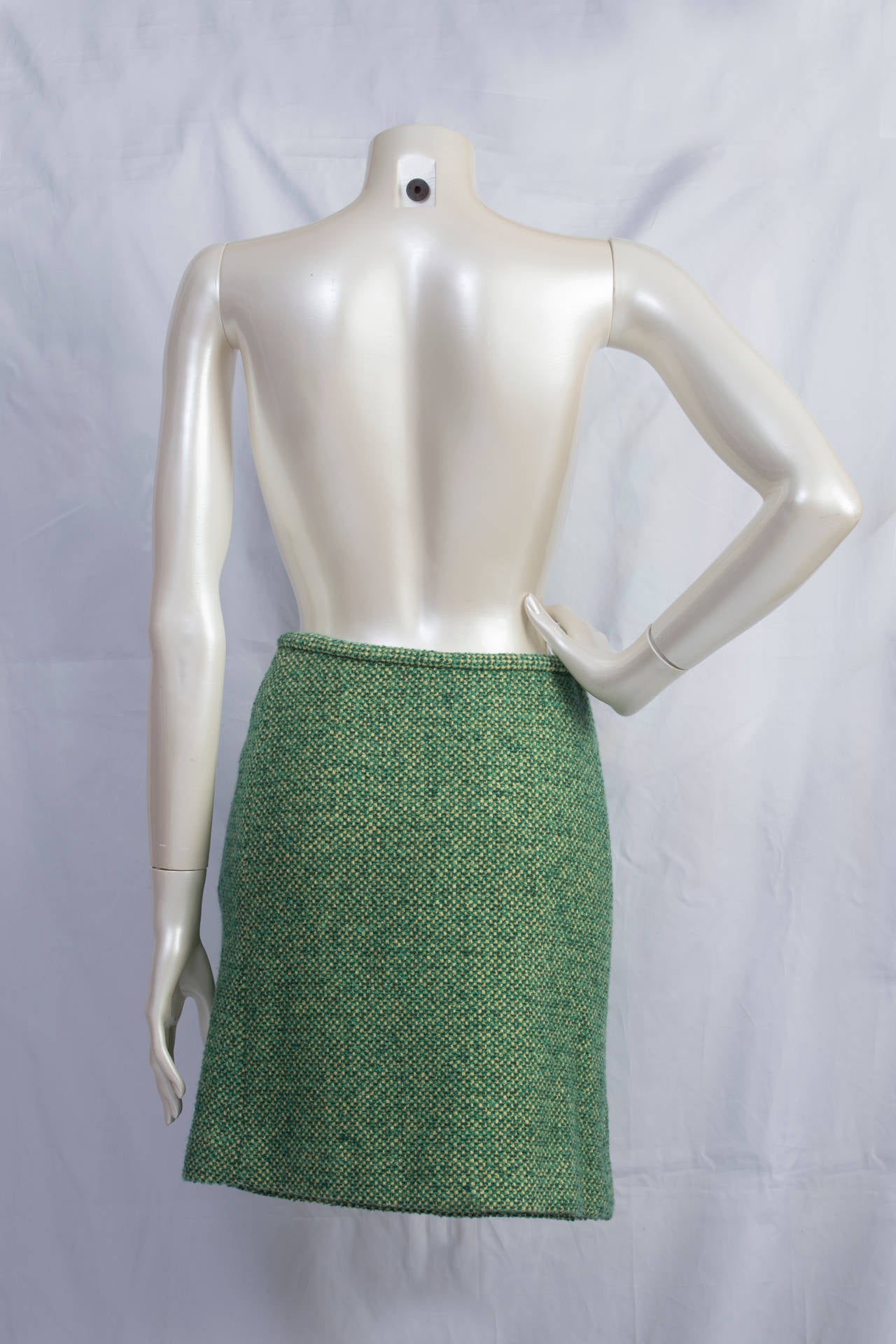 2000s Balenciaga Green skirt.
This skirt is a  reproduction made by Balenciaga iof a Balenciaga Skirt from 1960 from Balenciaga.
 Size: french 38- italian 42
The two main colours are green and yellow.
It is new with tags.
Sizes: 
life line 74