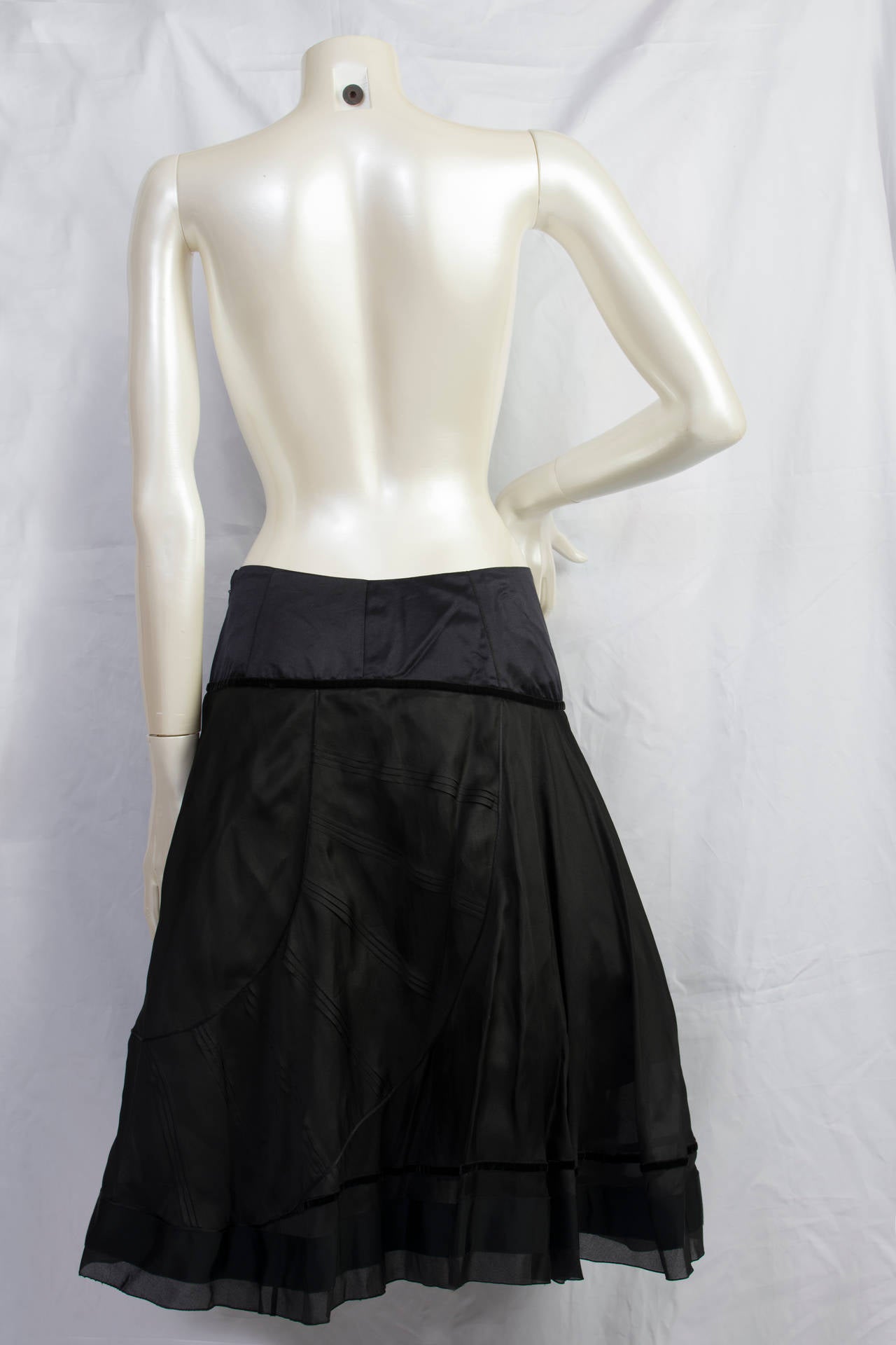 Celine black vintage skirt made in france 100% Silk.
The skirt is black in a 40 french size which is a 44 italian size.
Composition: 100% silk, lining 100% silk
Size: life line 80 cm, lenght 68 cm in italian size range
