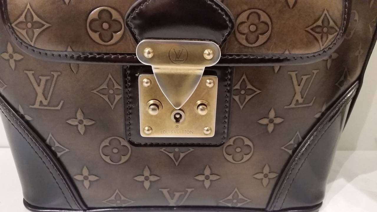 2007s Louis Vuitton Sergeant metallic limited edition bag.
Antiqued monogram bronze leather shoulder bag with brass hardware, adjustable canvas strap, two interior slip pockets, interior zipped wall pocket and s-lock closure. Includes dust bag.