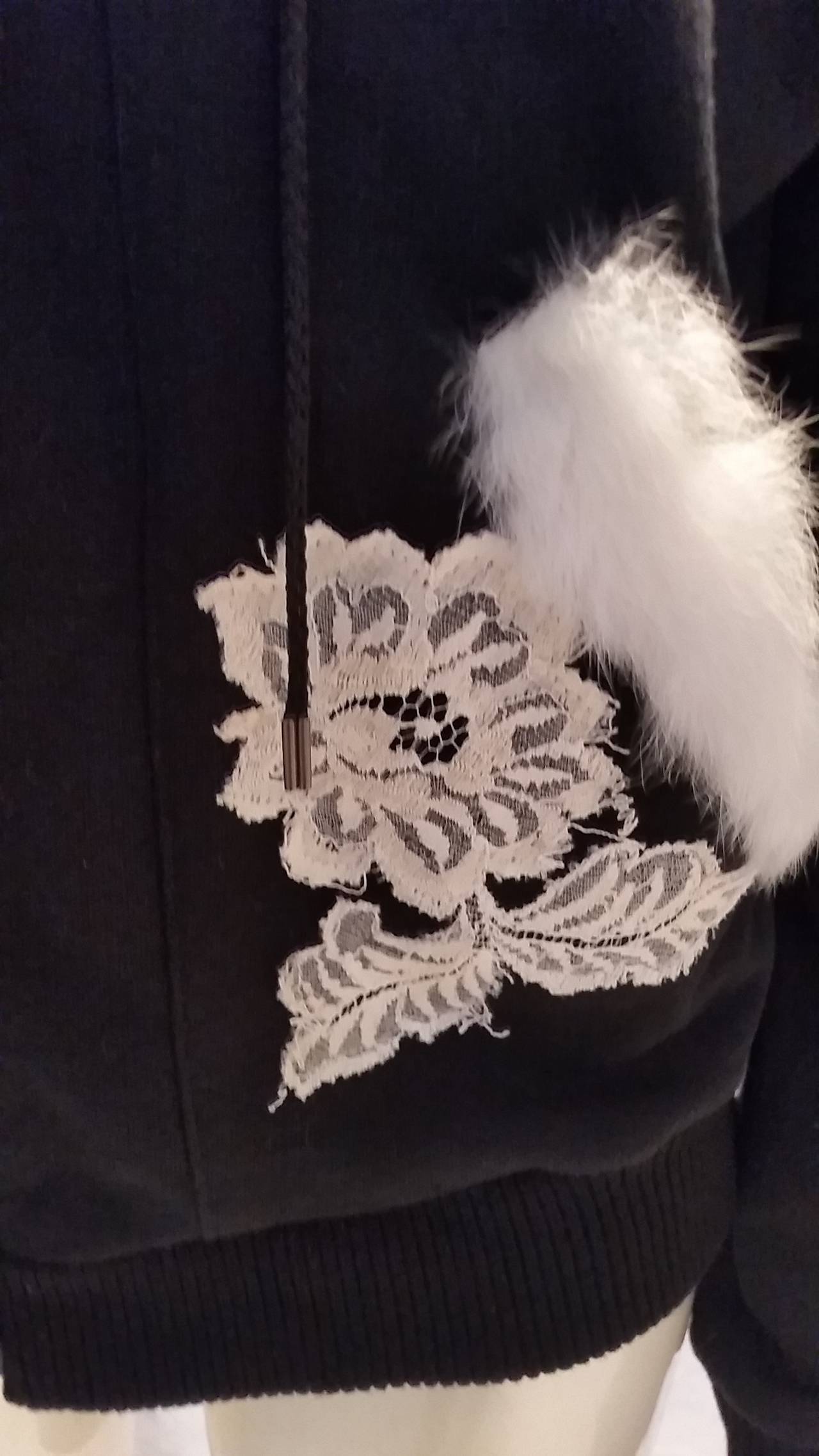 2000s John Galliano black and white pull with hood
50% acrylic
50% cotton

fur: 100% rabbit