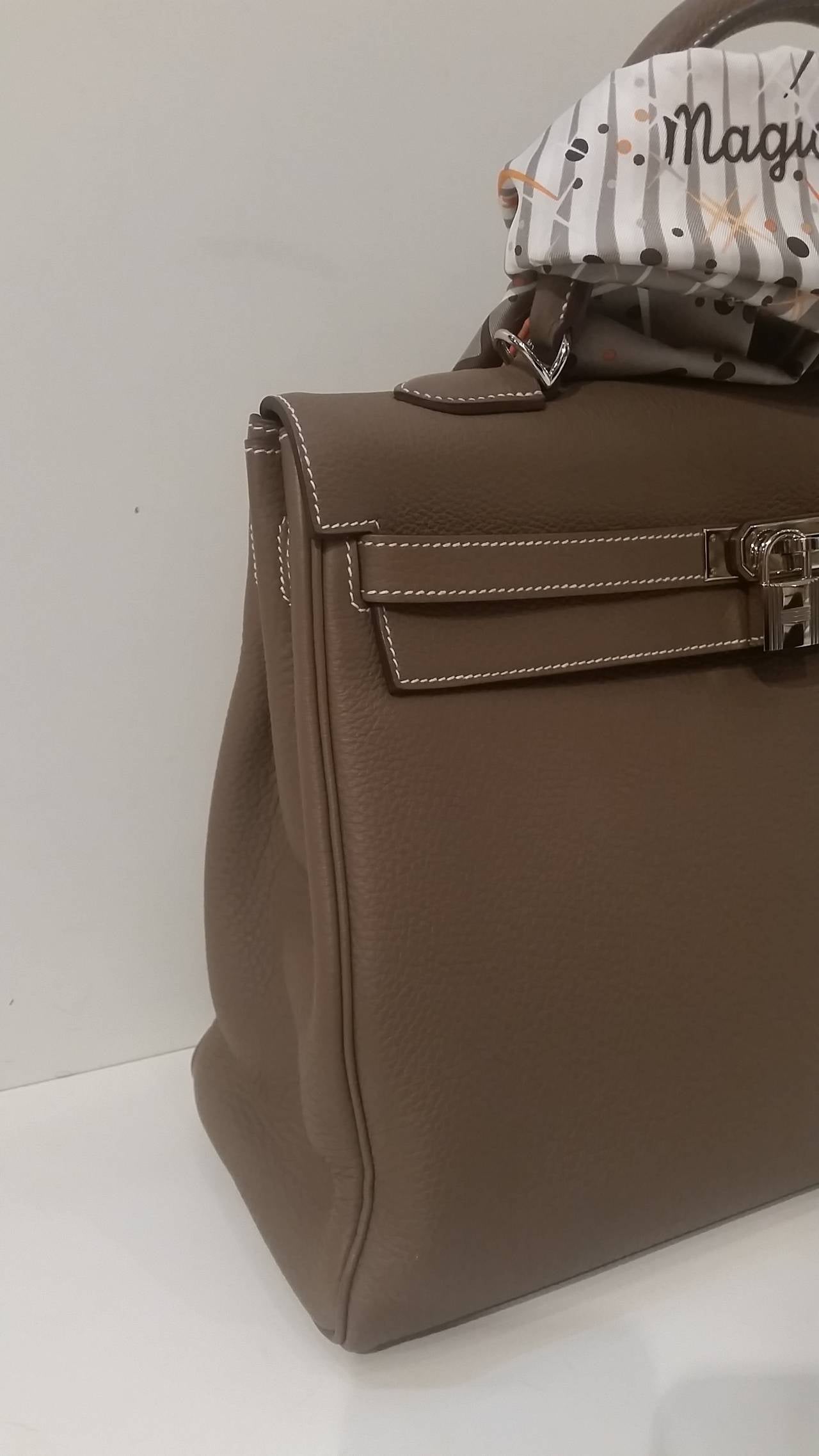 2013s Hemres Kelly 35cm etoupe leather bag / Foulard Magic Kelly In New Condition In Capri, IT