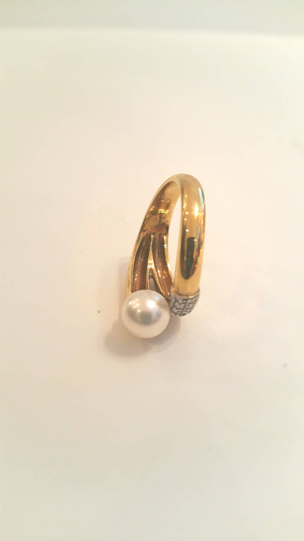 1980s 18kt gold ring with pearl and 6 small diamonds In New Condition In Capri, IT