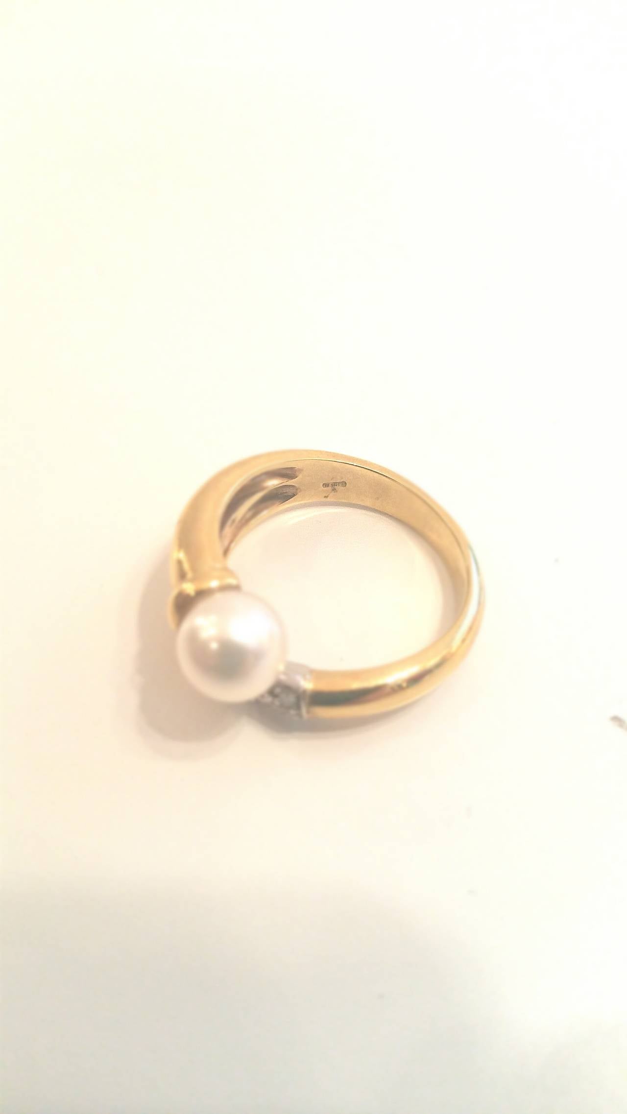 1980s 18kt gold ring with pearl and small 6 diamonds size italian sizing is 18 usa sizing is 8
As ou can imagine this ring can be made smaller.