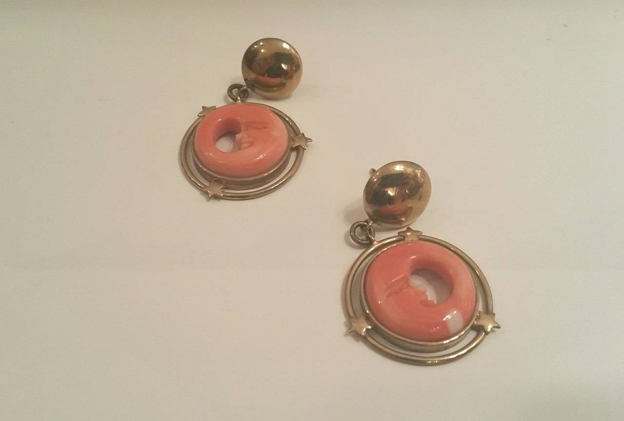 Boucles d'oreilles lune corail en or 18k des années 1980 Pour femmes en vente