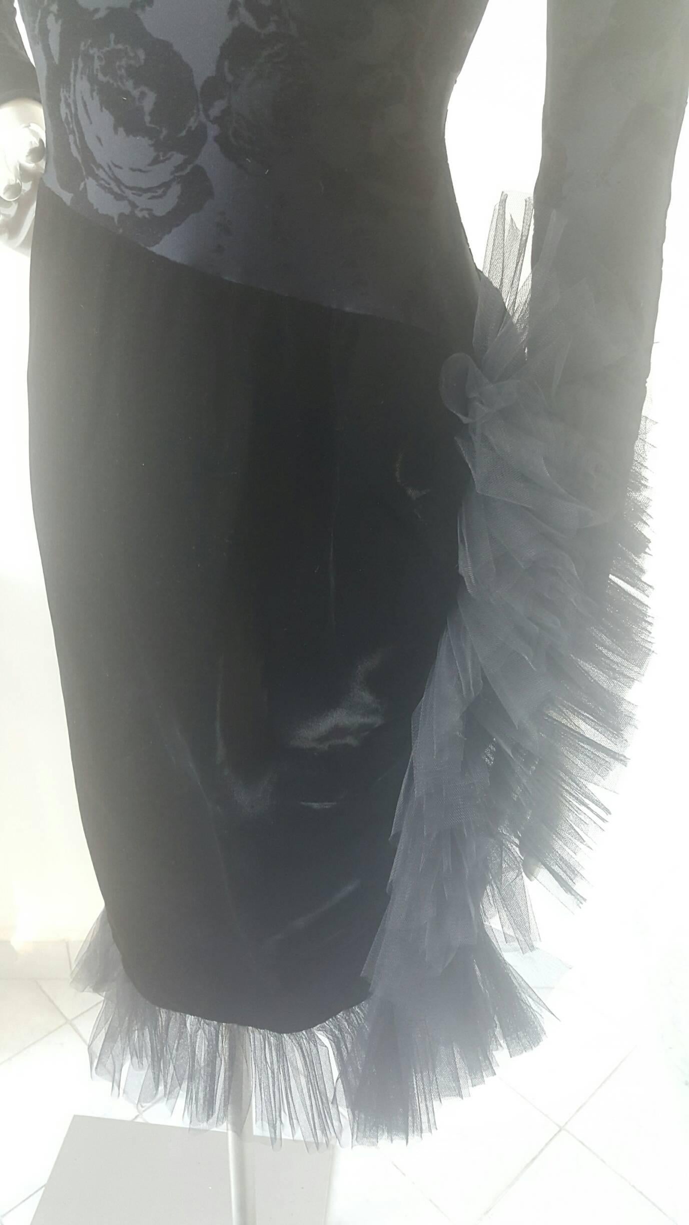 1970s Chiara Boni black dress in italian size range 44
Composition:
1st textile 100% Polyester
2nd textile 80% Nylon 20% Elastane
3rd textile 63% Viscose 37% CUpro silk
