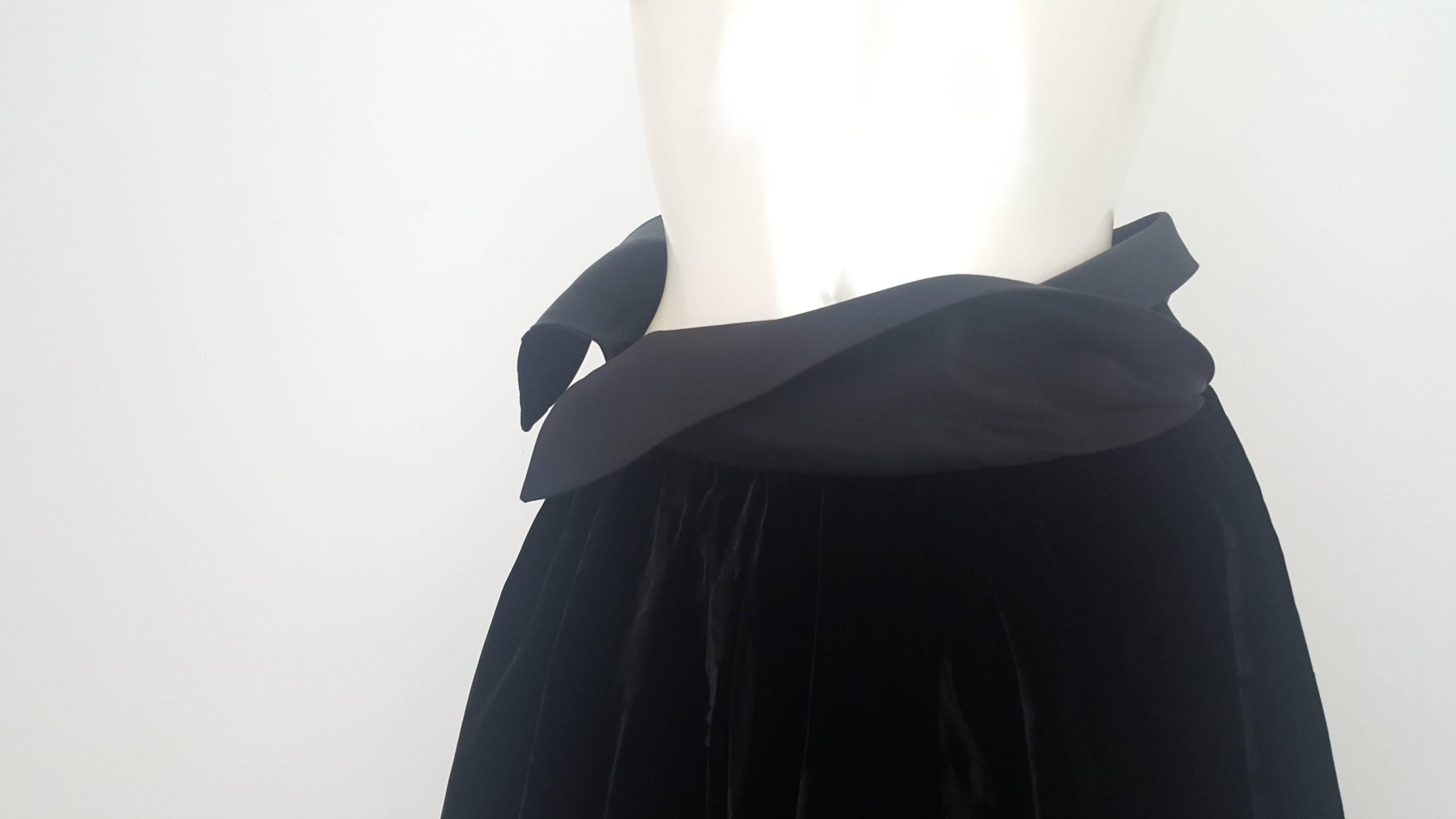 Beautiful black velvet skirt with bell that looks like a flower all over the waist. Still with the original tags and the price tag retail price was, €870.00 size 38