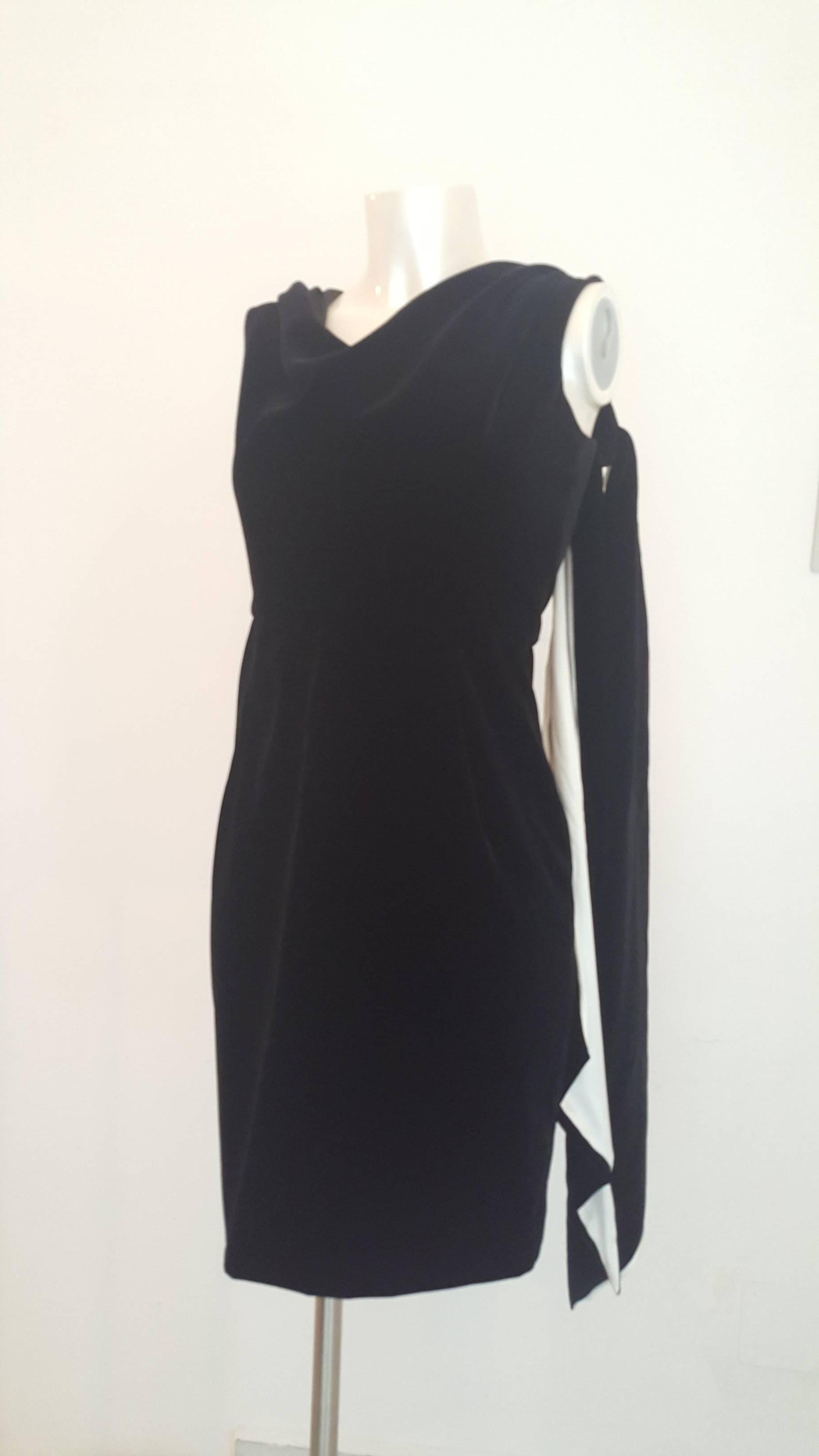2000s Yves Saint Laurent black and white velvet dress NWOT in size range 38. This amazing dress is still with tags totally made in france.
composition: 98 cotton 2 elastane
original price was 1870.00€