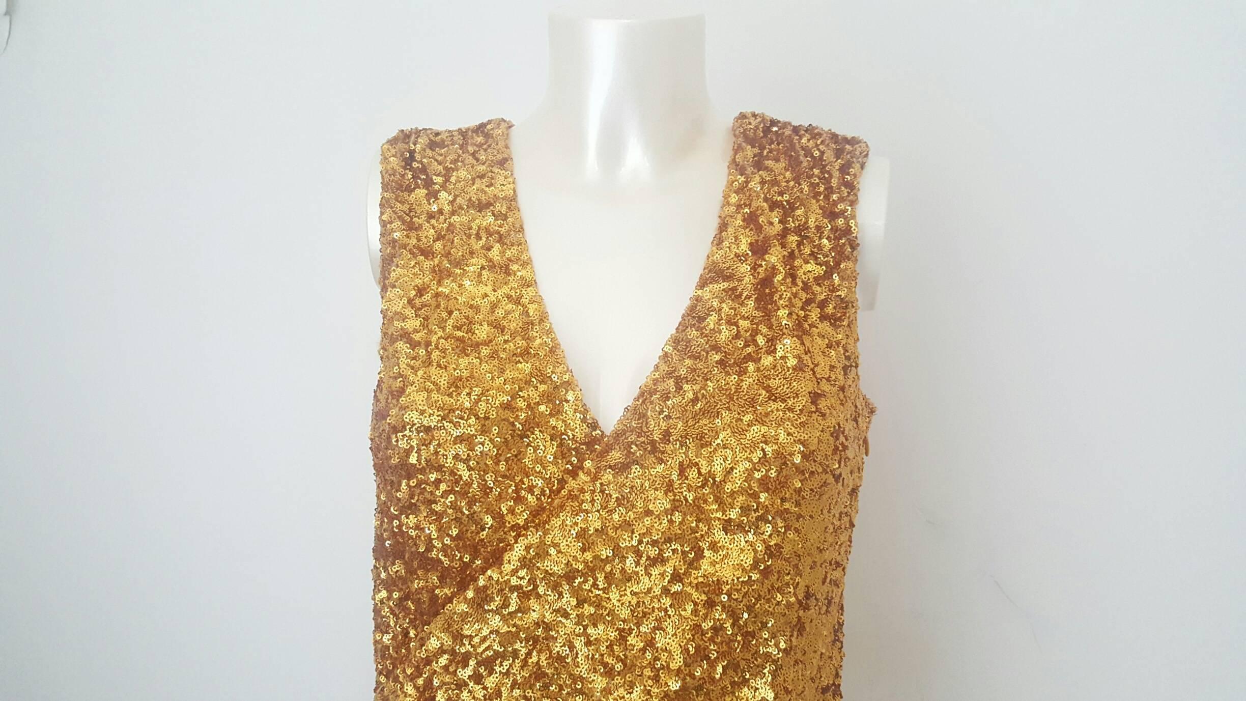 2000er Halston Heritage Gold Pailletten Kleid Noch mit original Tags
Zusammensetzung: 100 % Nylon
futter: 92% Polyester 8% Elastan
Maße: Taille: 72 Zentimeter, Oberweite: 90 Zentimeter.