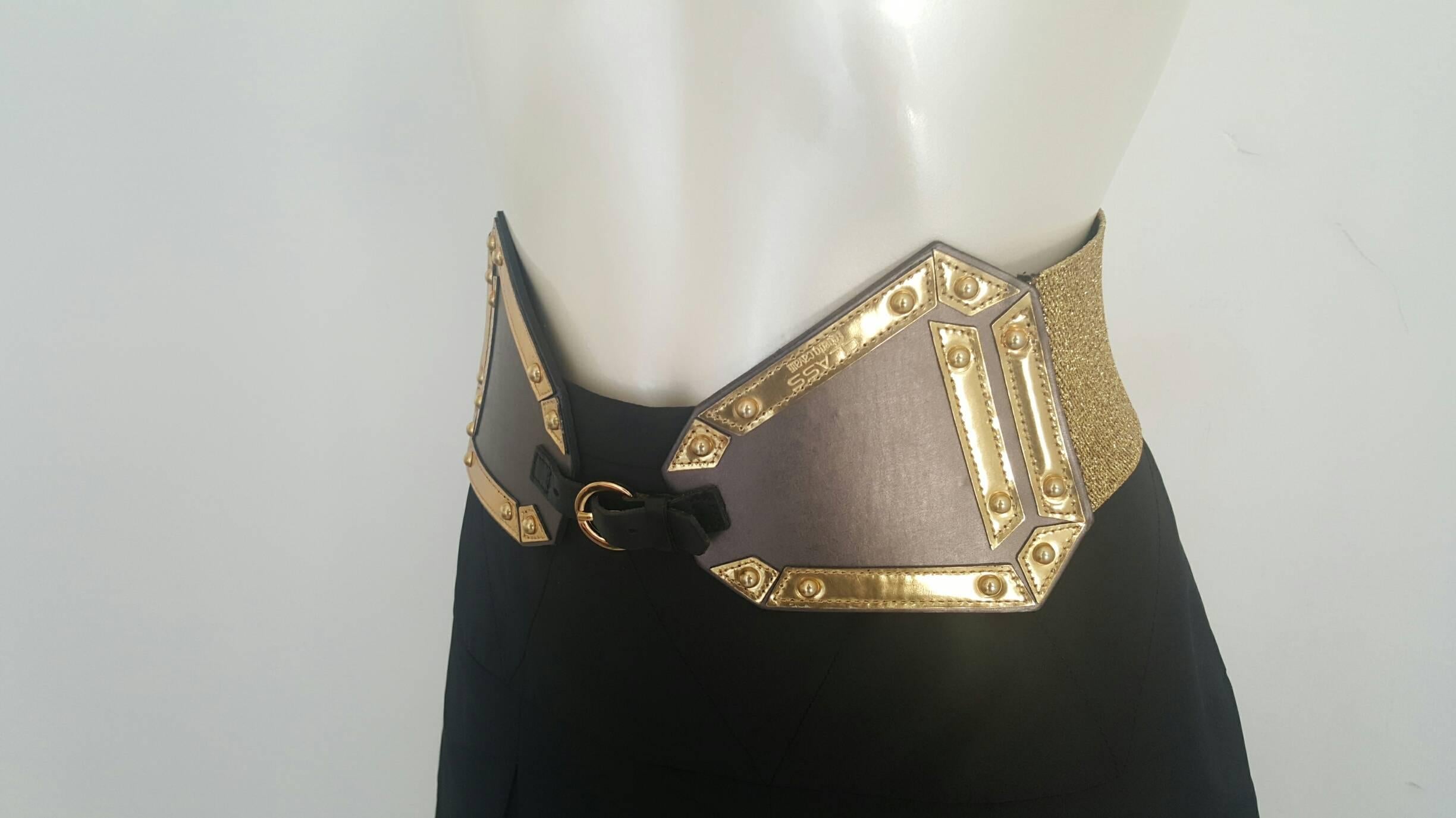 2000s Roberto Cavalli black skirt with gold belt

amazing black skirt with gold belt 

totally made in italy in italian size range 42 