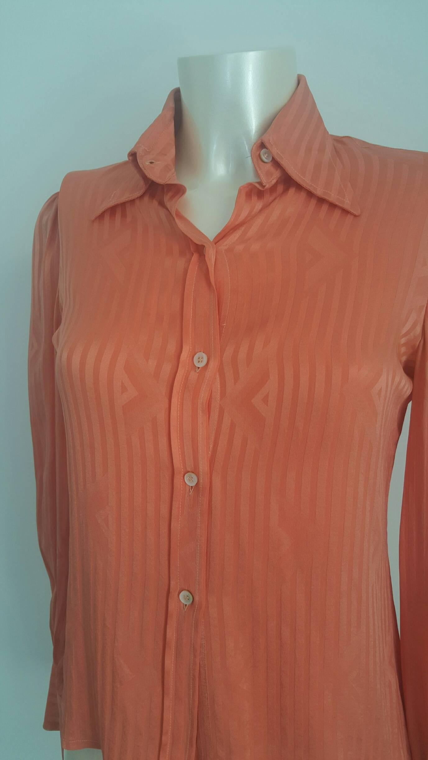 1990s Valentino peach shirt 100% Silk 

Valentino boutique Roma shirt in peach colour totally made in italy in 100% silk in usa size range 10
