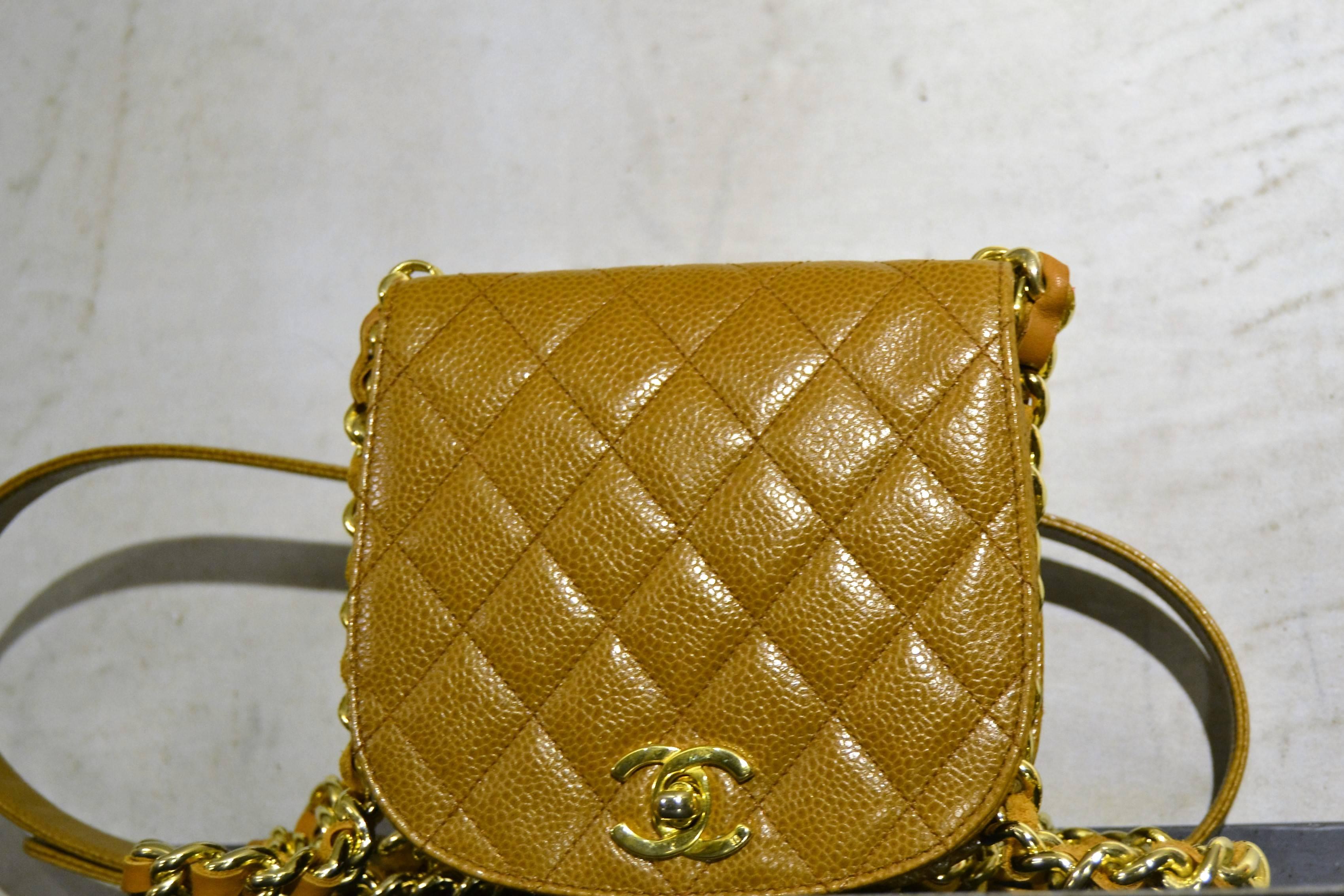1990s Chanel beige fanny pack with shoulder bag

Amazing fanny pack shoulder bag Chanel lambskin bag. Gold hardware
