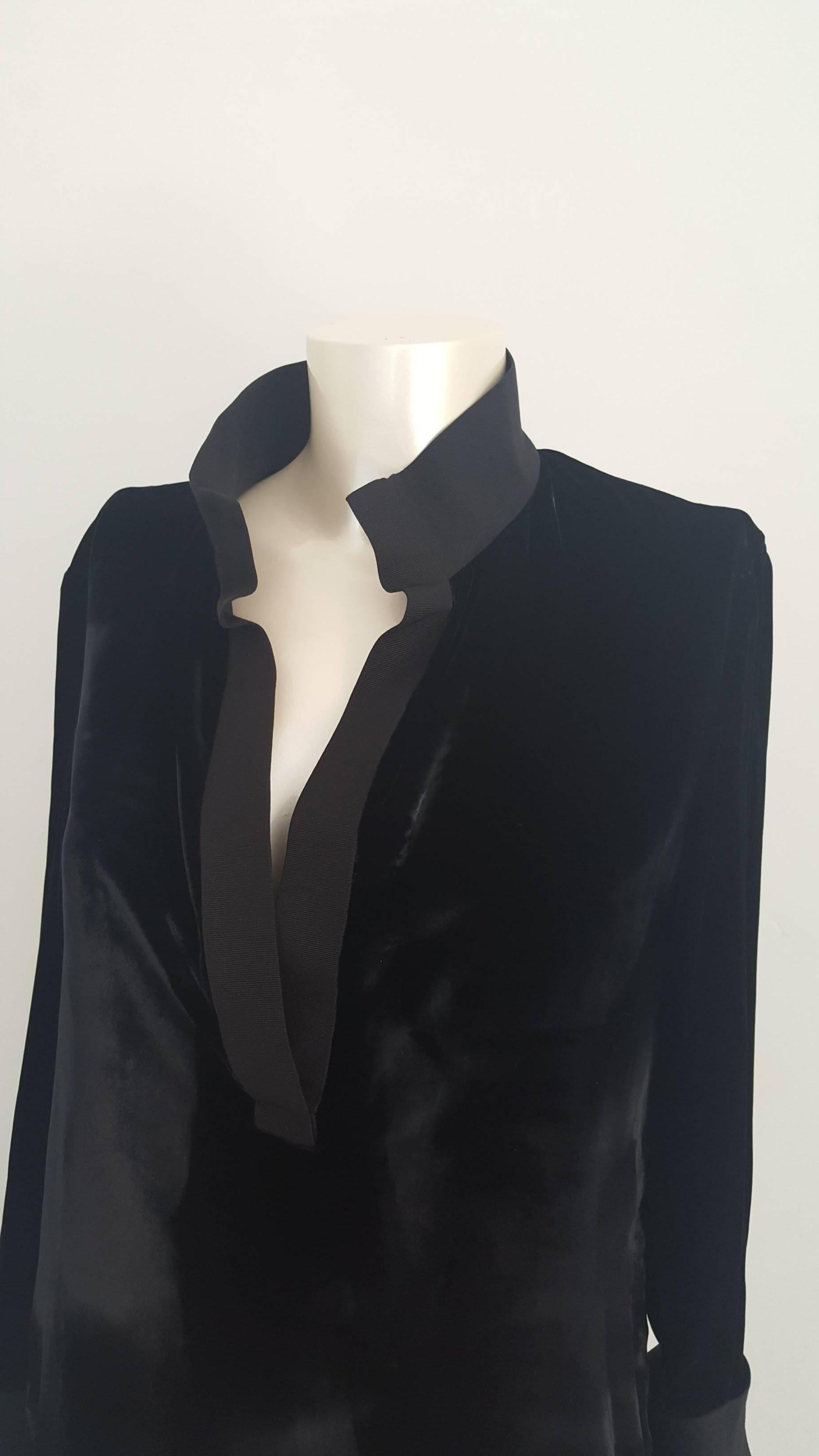 1990s Gucci by Tom Ford black blouse
in italian size range 40 totally made in italy
