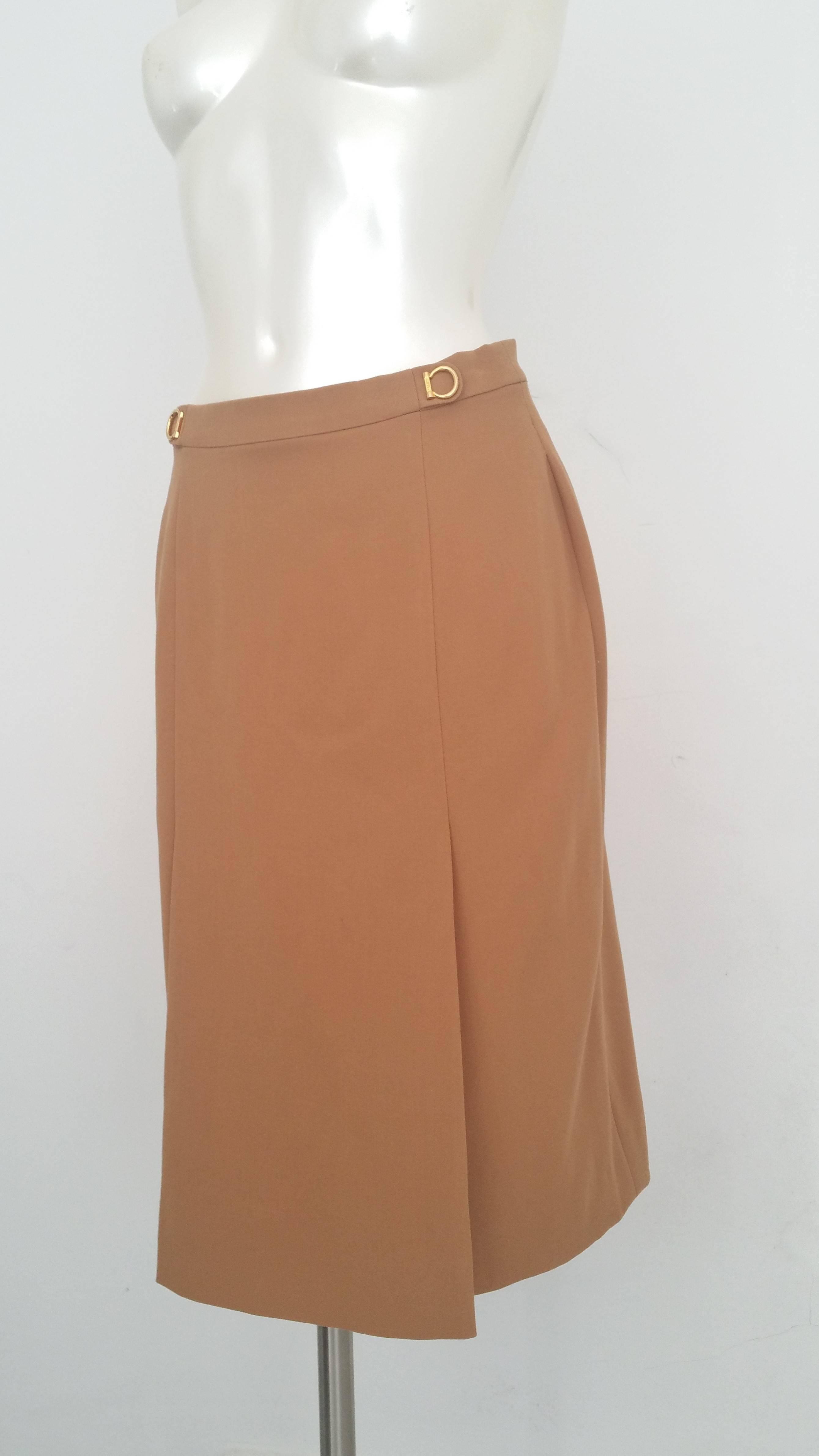 1990s Celine brown skirt 

totally made in france with gold hardware

Compositions:

100% Wool

Lining: 60 % acetate 40% bemberg