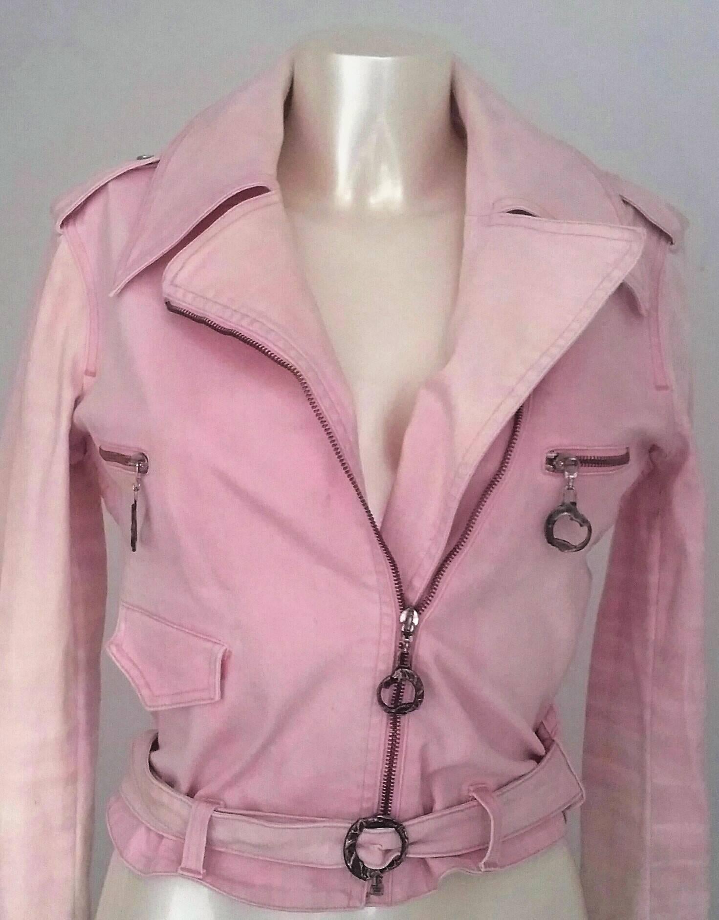 1990s Roberto Cavalli pink denim jacket

Made in italy

Size: Small

Composition: 98 cotton 2 other

Lining: 65 polyestere 35 cotton