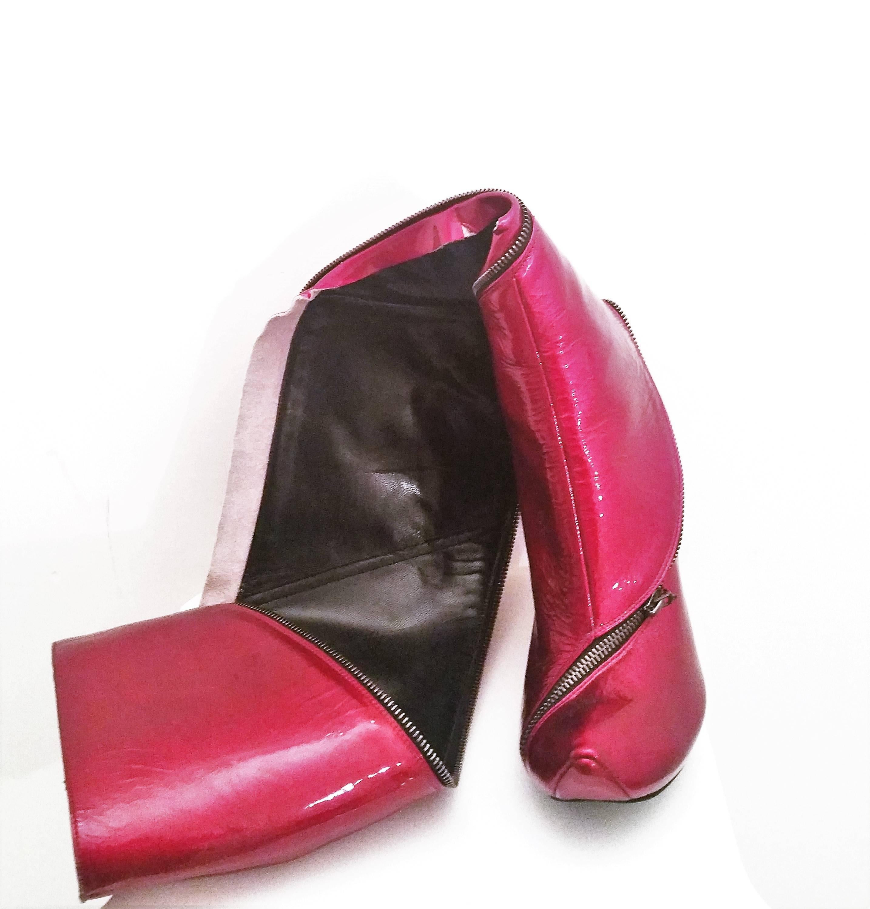 1990s Alexander McQueen unworn red vernish boots  In New Condition In Capri, IT