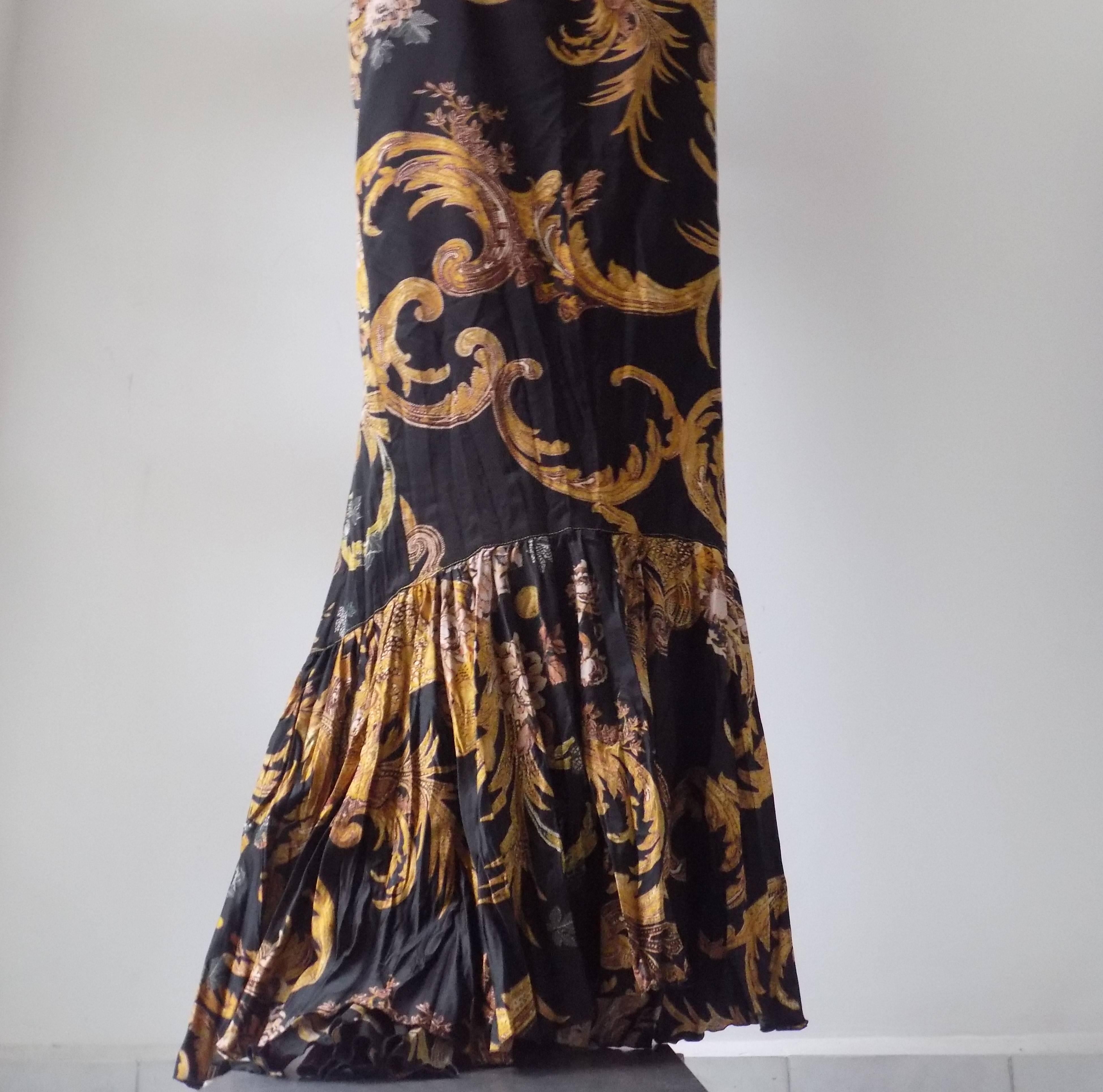 langes Kleid von Just Cavalli aus dem Jahr 2007. Italienischer Größenbereich 46.
Wenn Sie auf der Suche nach einem traumhaften Abendkleid für den Herbst sind, sollten Sie dieses wunderschöne, figurbetonte Modell aus der Just Cavalli Collection in