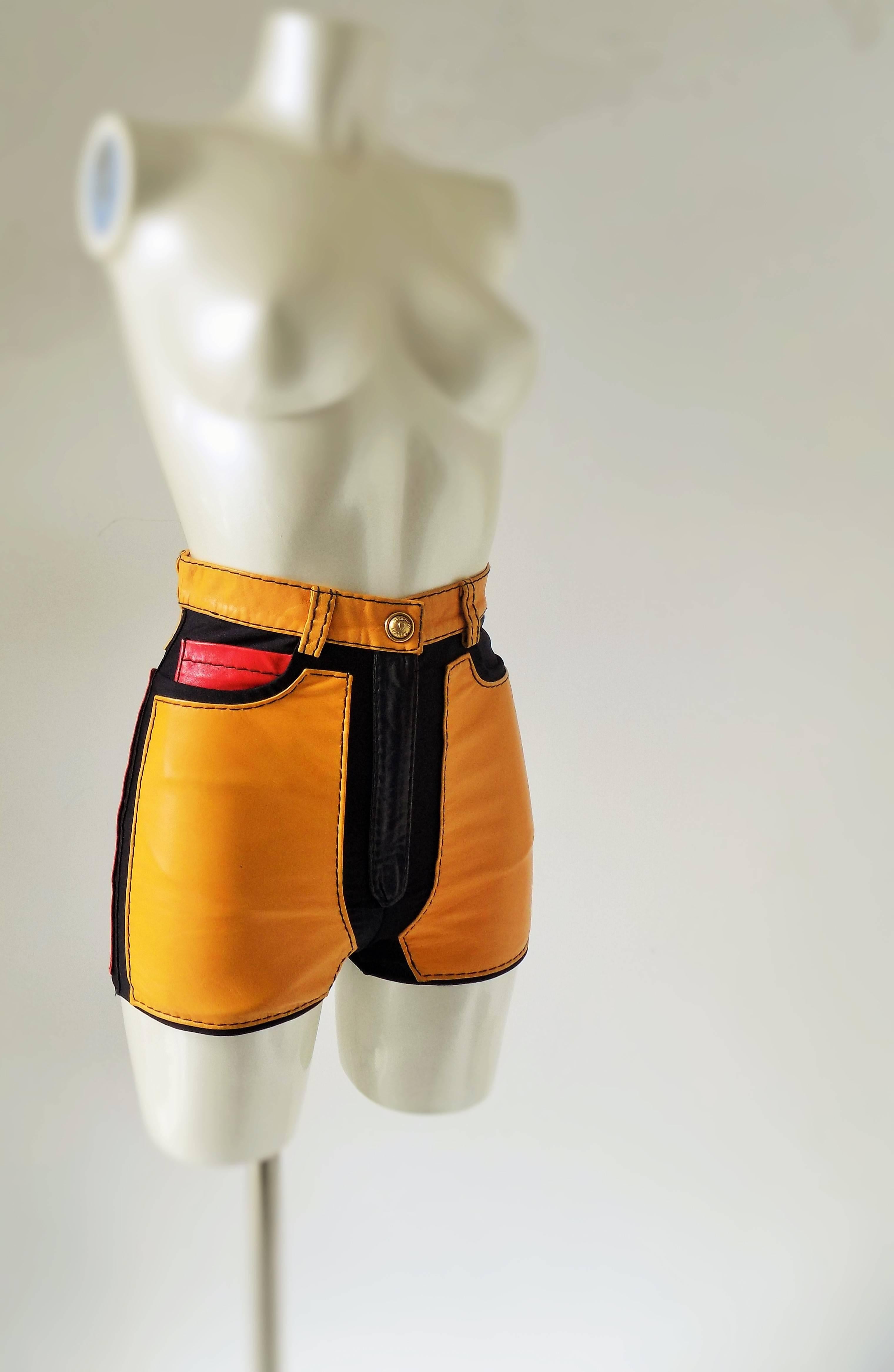 1993 Unworn moschino leather colour block leather shorts in italian size range 40 

Completely amazing leather shorts by Moschino with the original price tags attached! Black stretch panels for the perfect body hugging fit.

Size:
front lenght