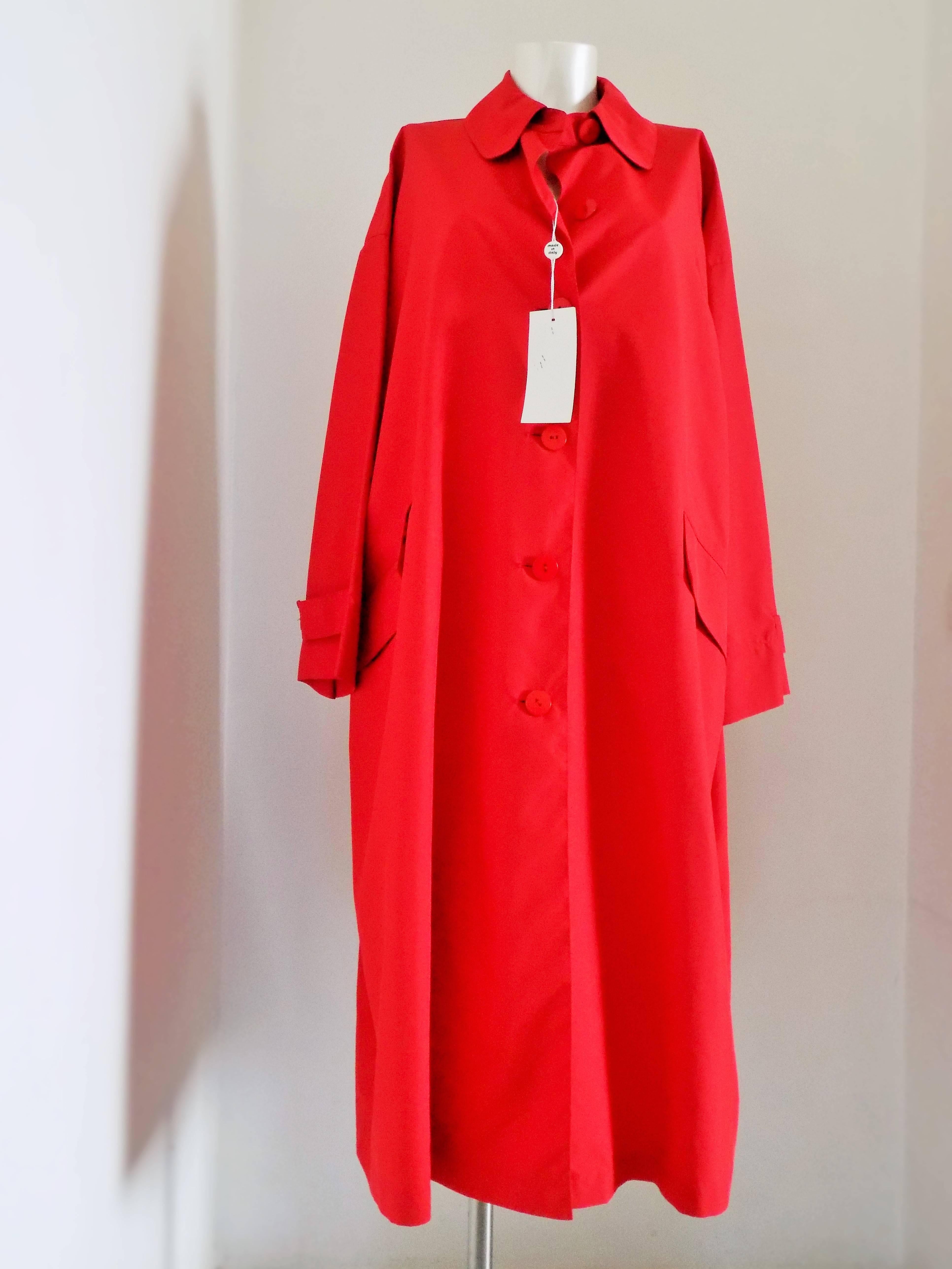 1970s Genny by Gianni Versace Red trench

Totally made in italy in italian size range 38 

