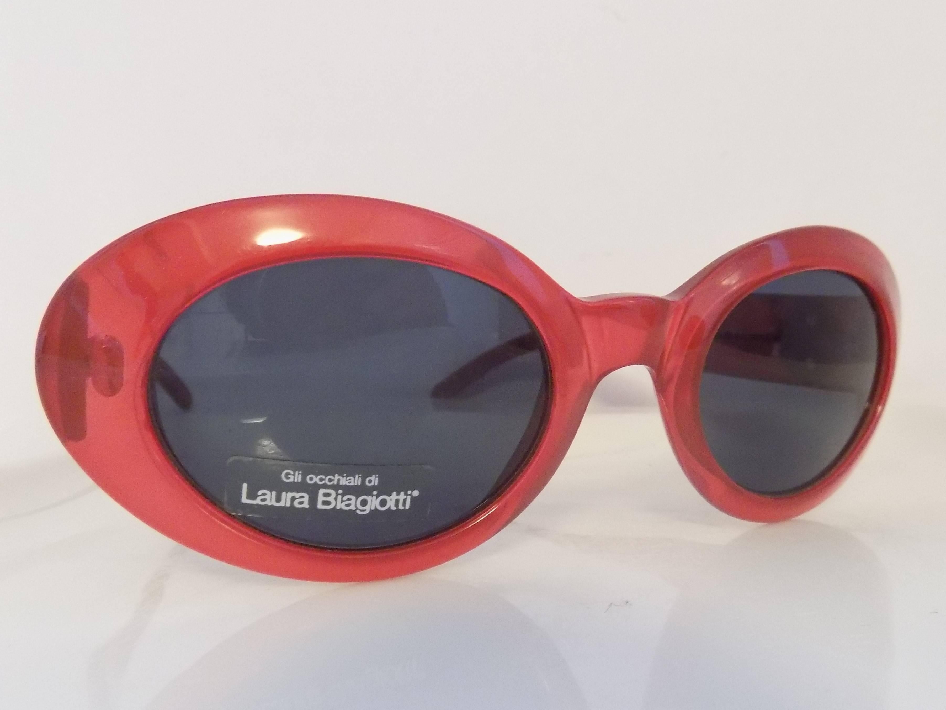 1980s Laura Biagiotti red sunglasses

Totally made in italy