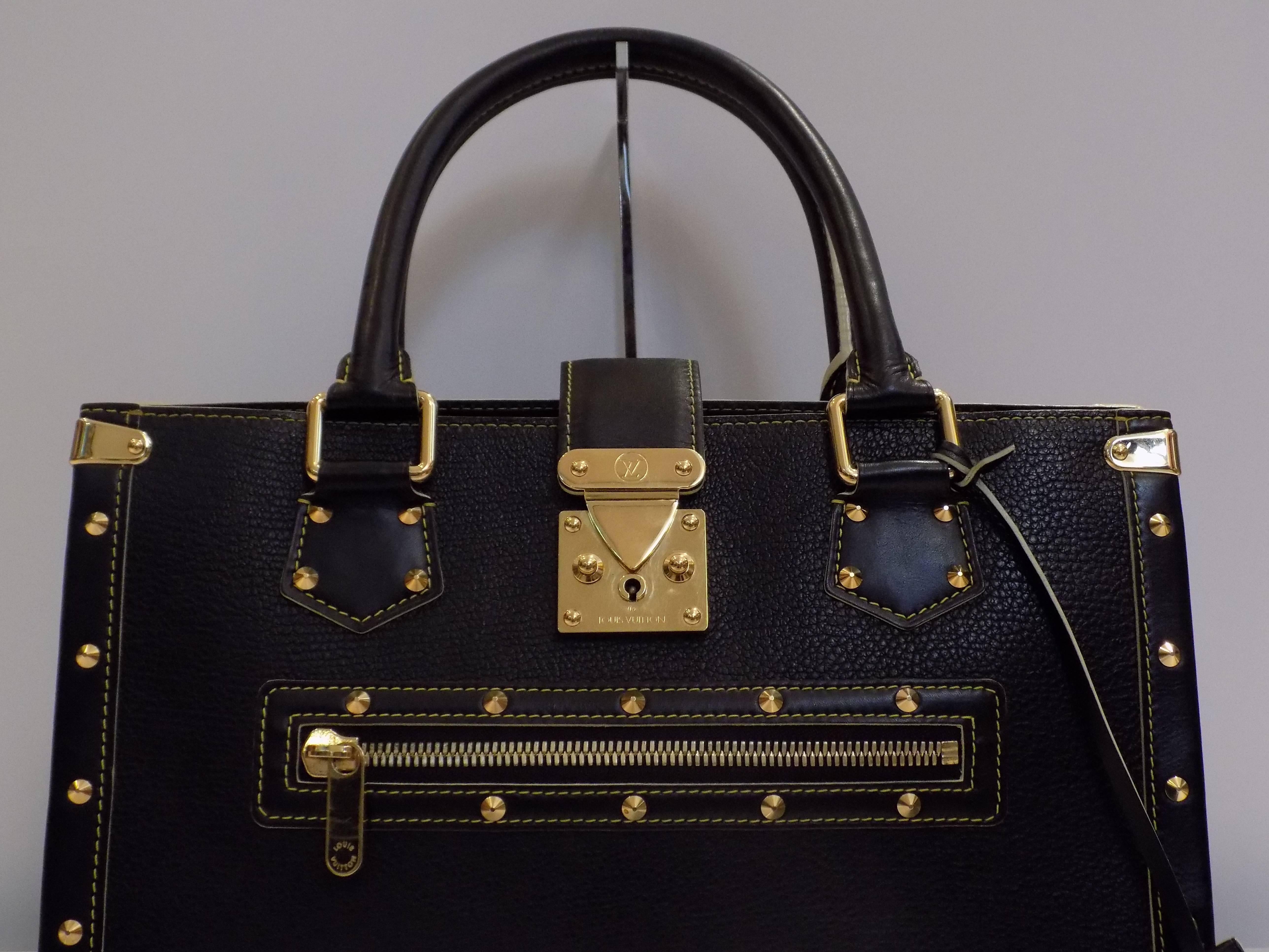 2003s Louis Vuitton Suhali Black Leather Le fabeleux bag
This is a stunning Louis Vuitton Black Suhali Le Fabuleux Bag that features a structured yet elegant shape. It is made of the finest hand-selected goat leather and has been impeccably