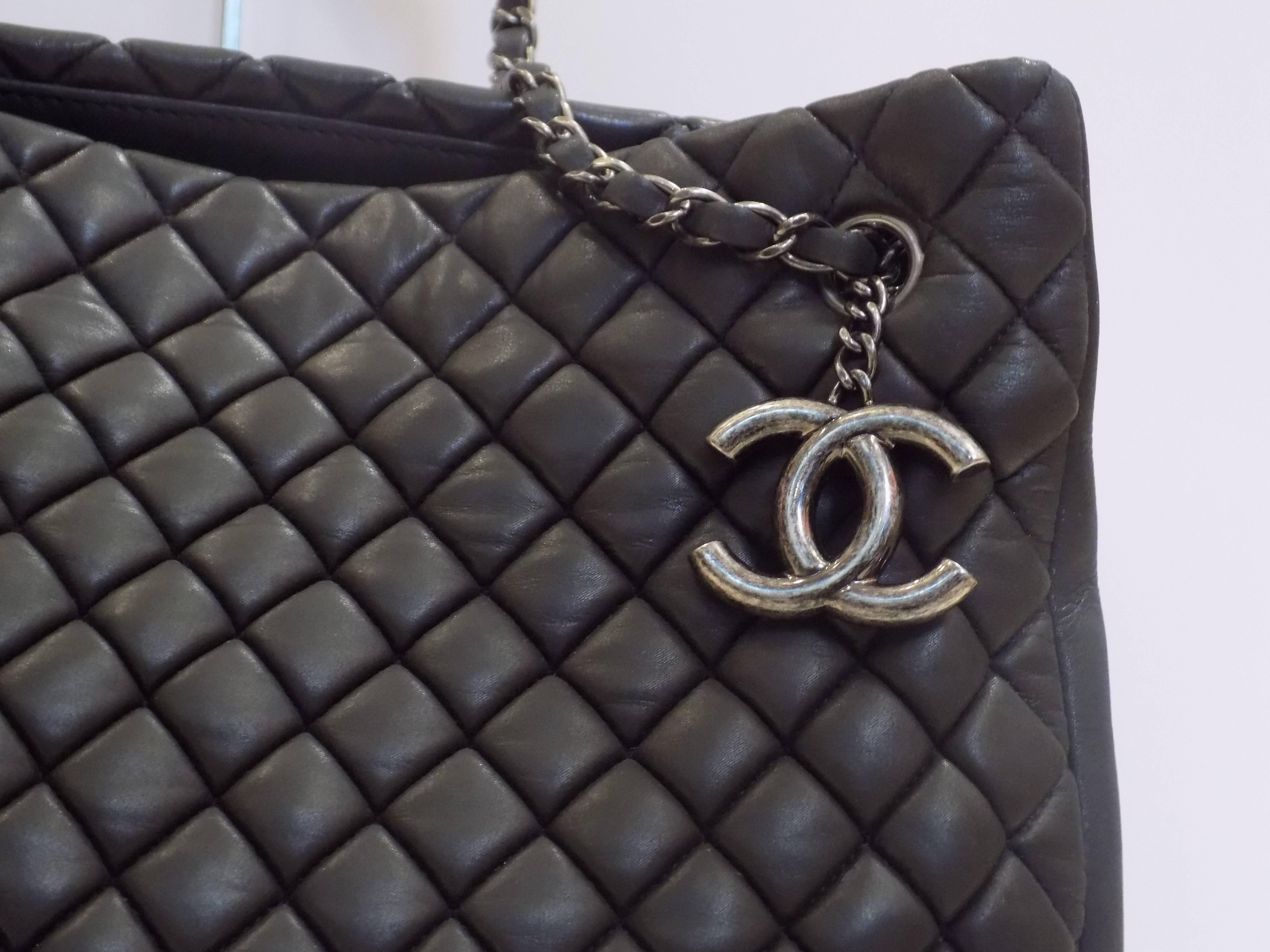 This is an authentic CHANEL Iridescent Caviar Zip Shopping Tote in Dark Silver This stunning shoulder bag is crafted of luxurious diamond quilted caviar leather with an iridescent finish that beautifully captures the light. The bag features dark