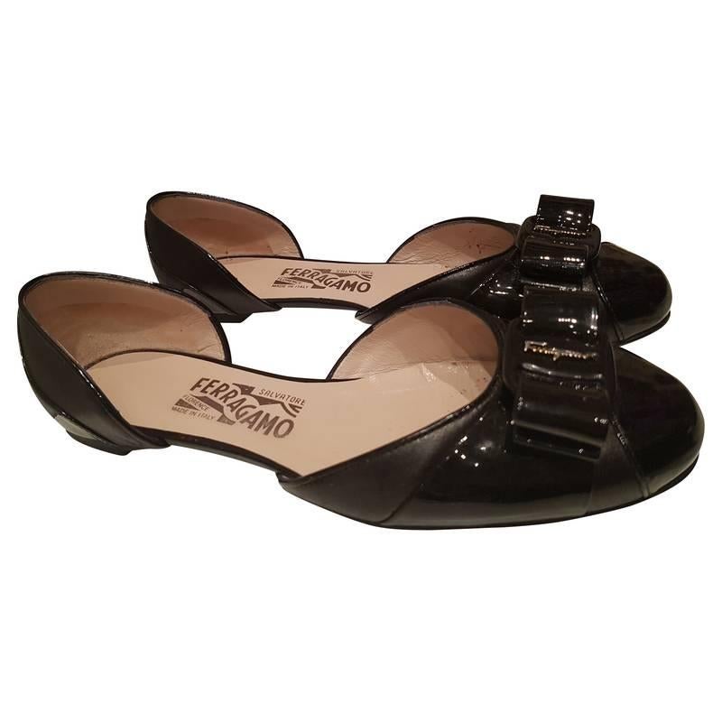 Salvatore Ferragamo black shoes
totally made in italy
varnish black leather
italian size range 36
