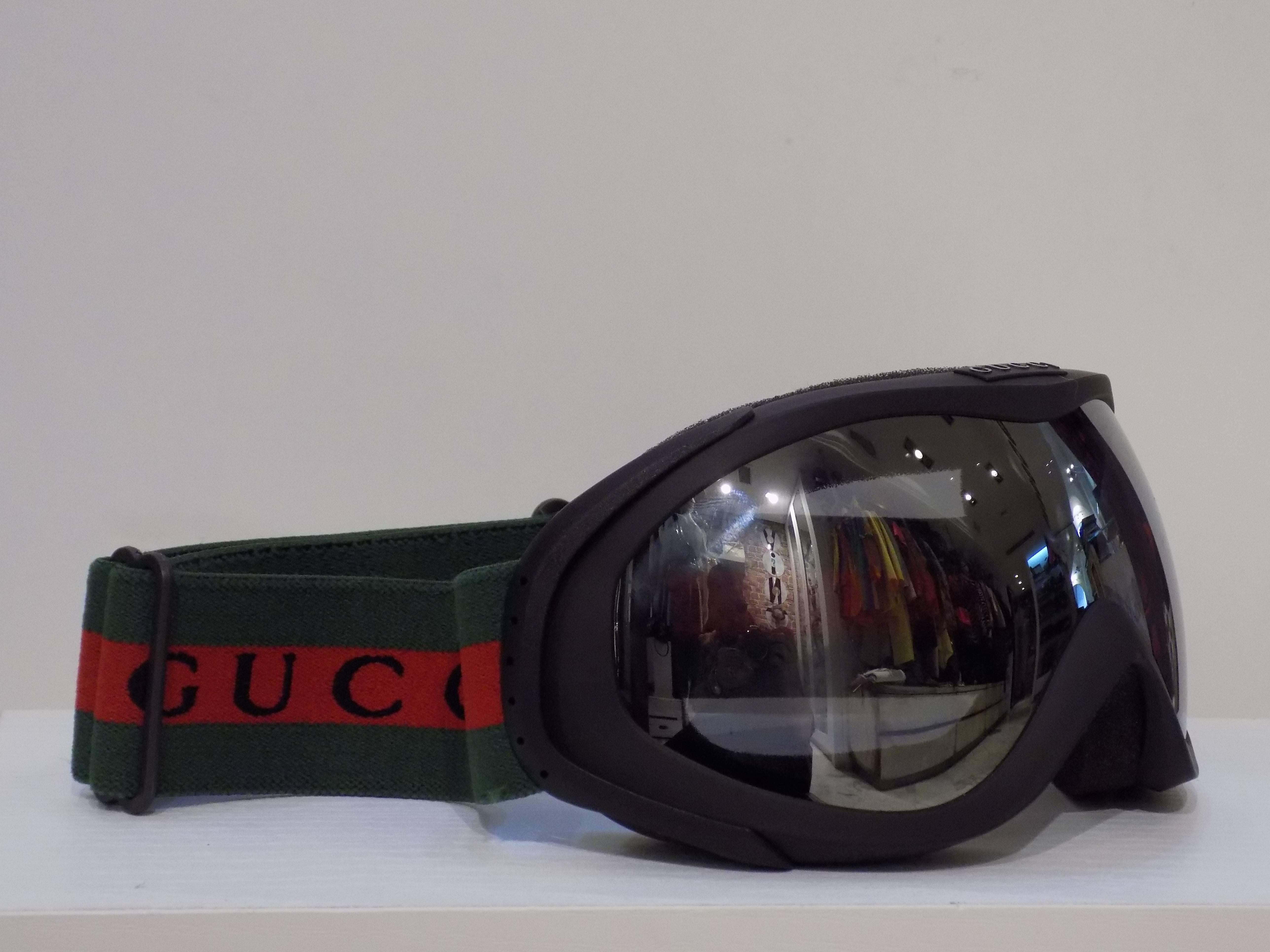 Gucci ski goggles 
black polyurethane with green/red/green elastic web
light silver anti-fog dual mirrored lens
100% UVA/UVB protection