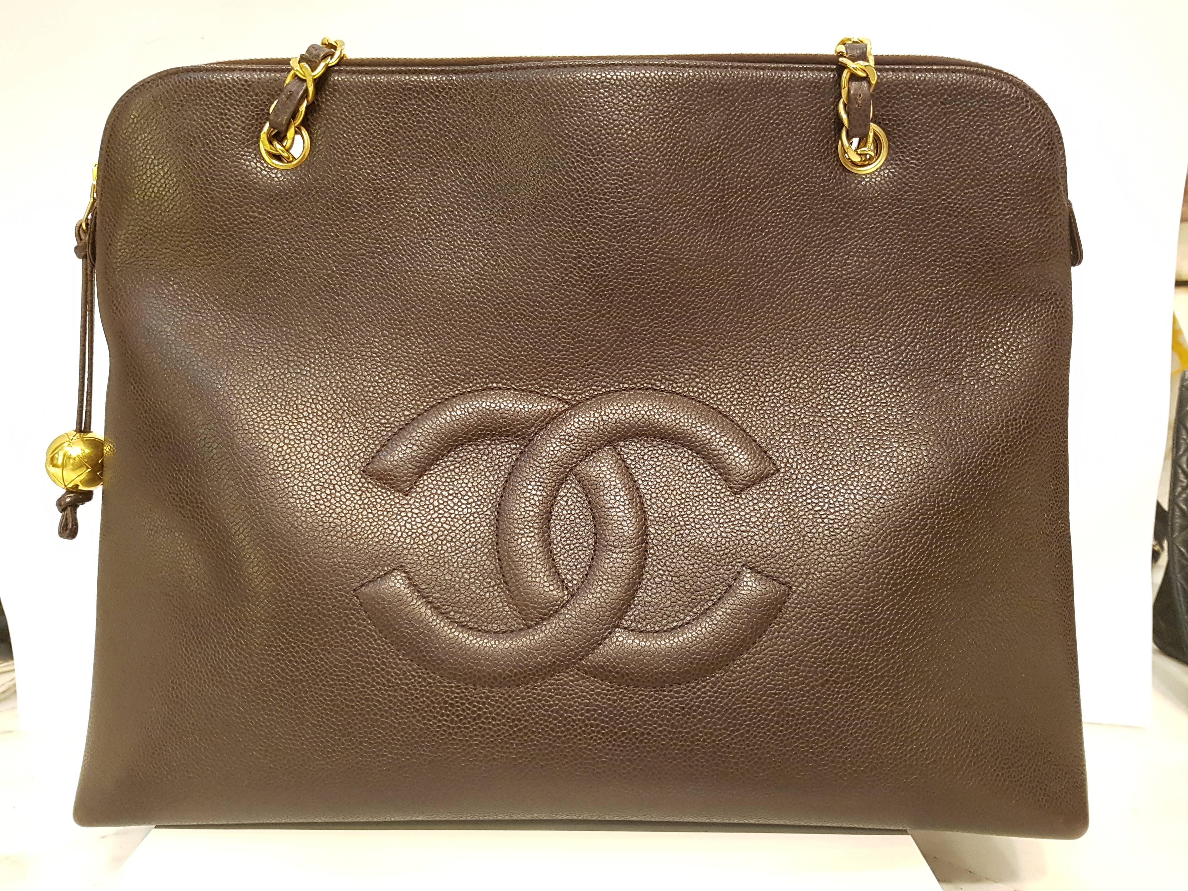 Chanel Caviar Leather brown bag
Brown caviar leather embossed logo shoulder bag from Chanel Vintage featuring gold-tone hardware, a gold-tone chain trim, top handles, an all around zip fastening, an internal zipped pocket and an internal logo