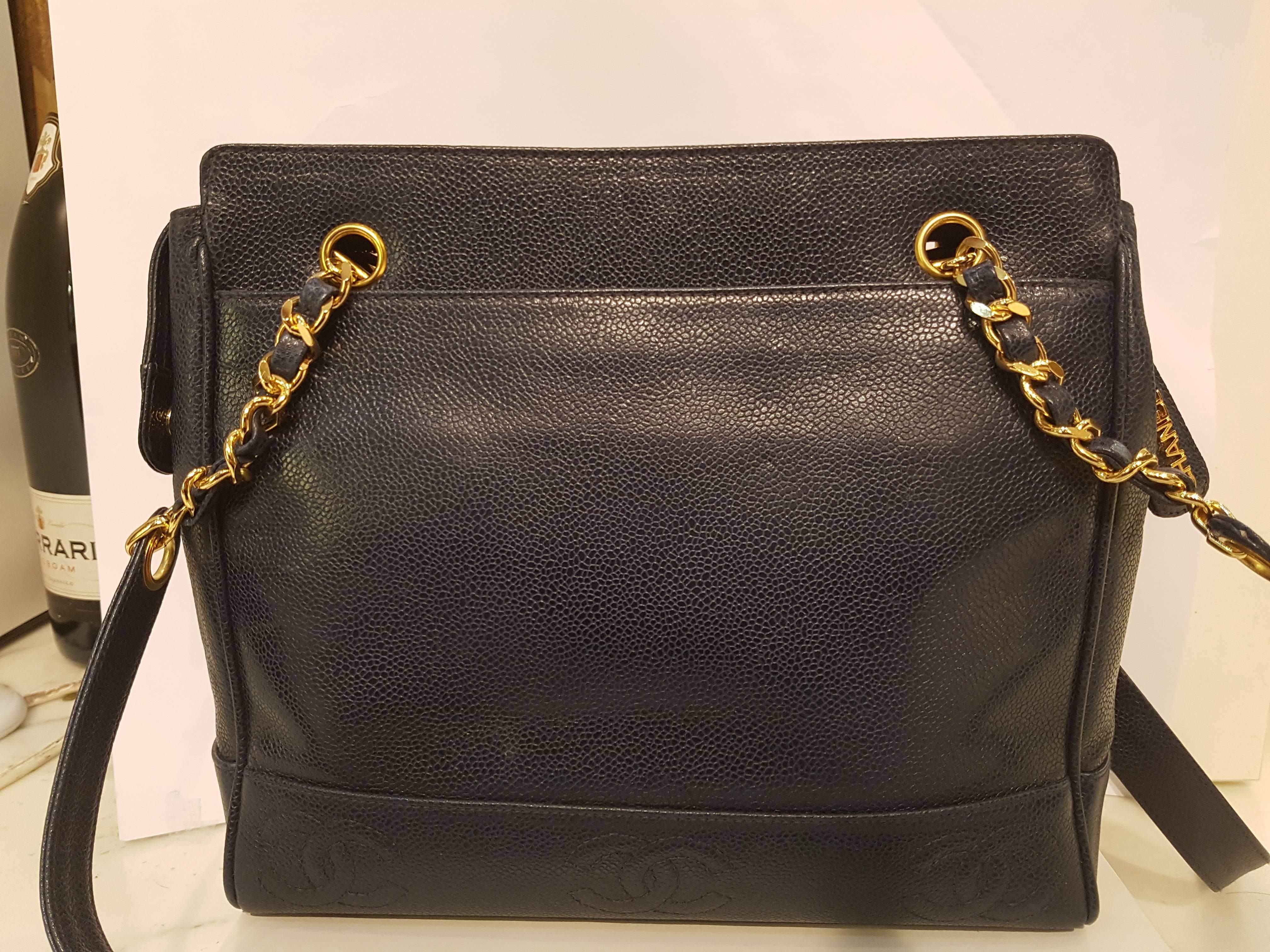 Chanel Blu Navy Caviar Leather double shoulder bag.
Shoulder Bag blu and gold tone chain
Shoulder bag lenght: 84cm
3 double CC on the down
1990s Circa
In perfect conditions still with card