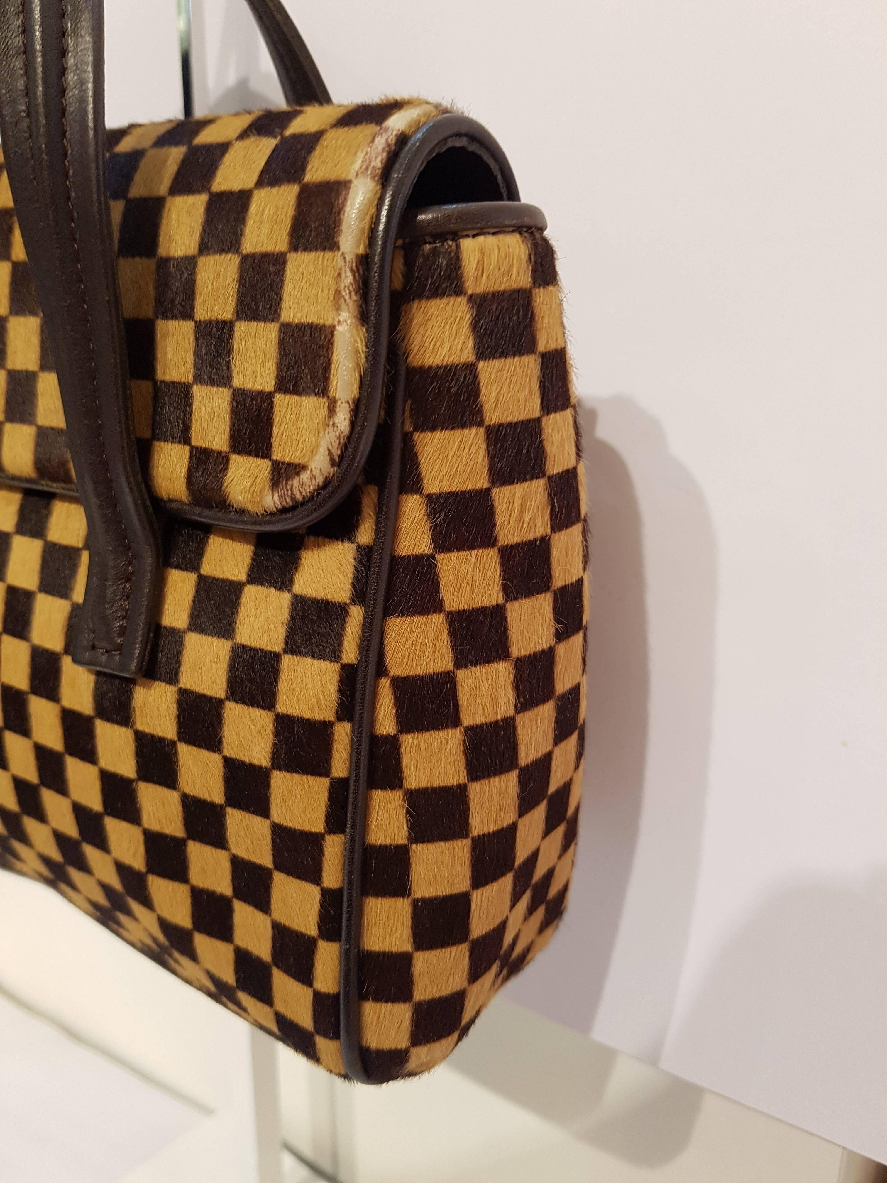 Louis Vuitton Limited Edition Lionne pony Hair bag
LOUIS VUITTON DAMIER SAUVAGE LIONNE PONY HAIR HANDBAG
The item is in good condition with some damages.