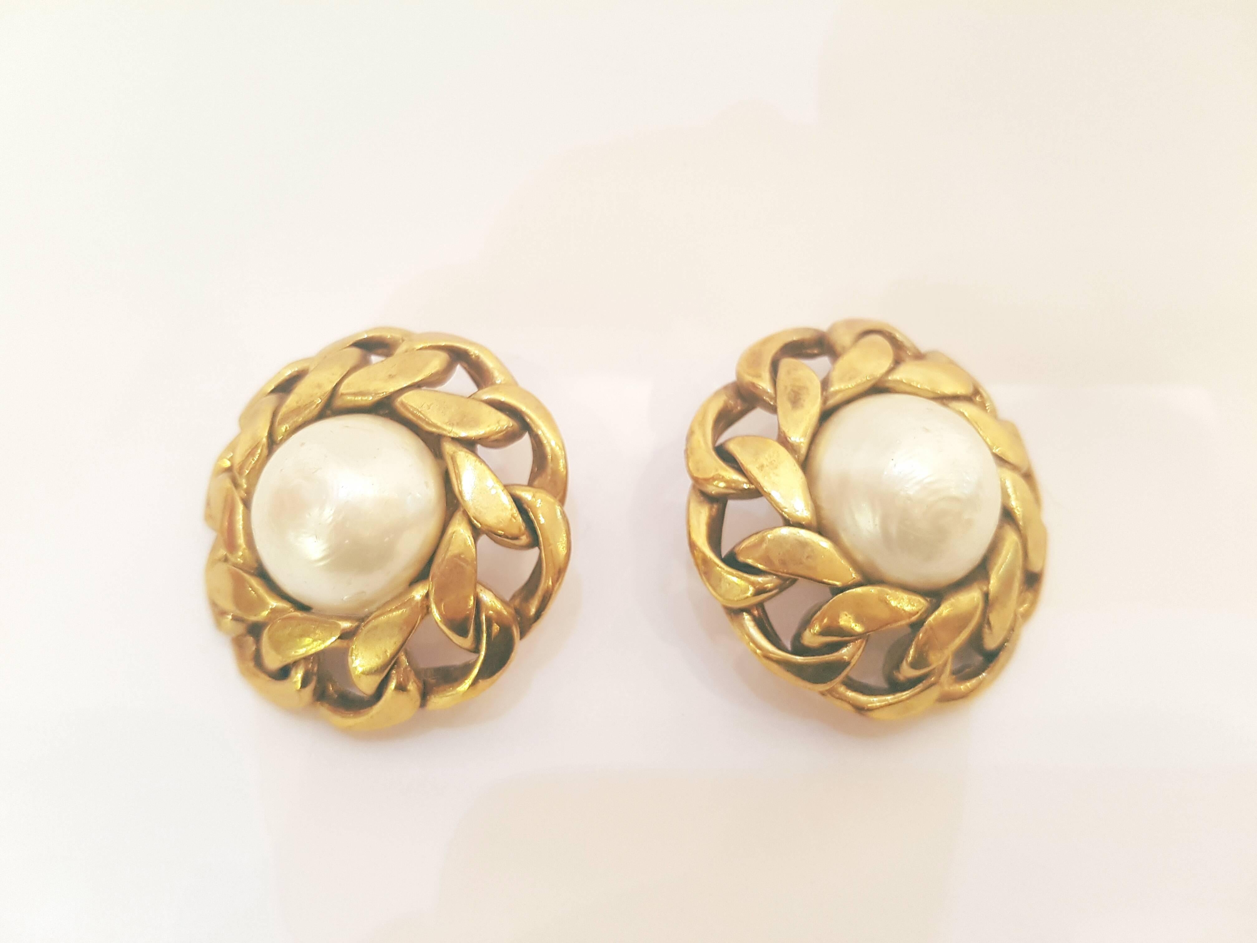 Chanel Gold Tone White Faux Pearls Clip on earrings In New Condition In Capri, IT