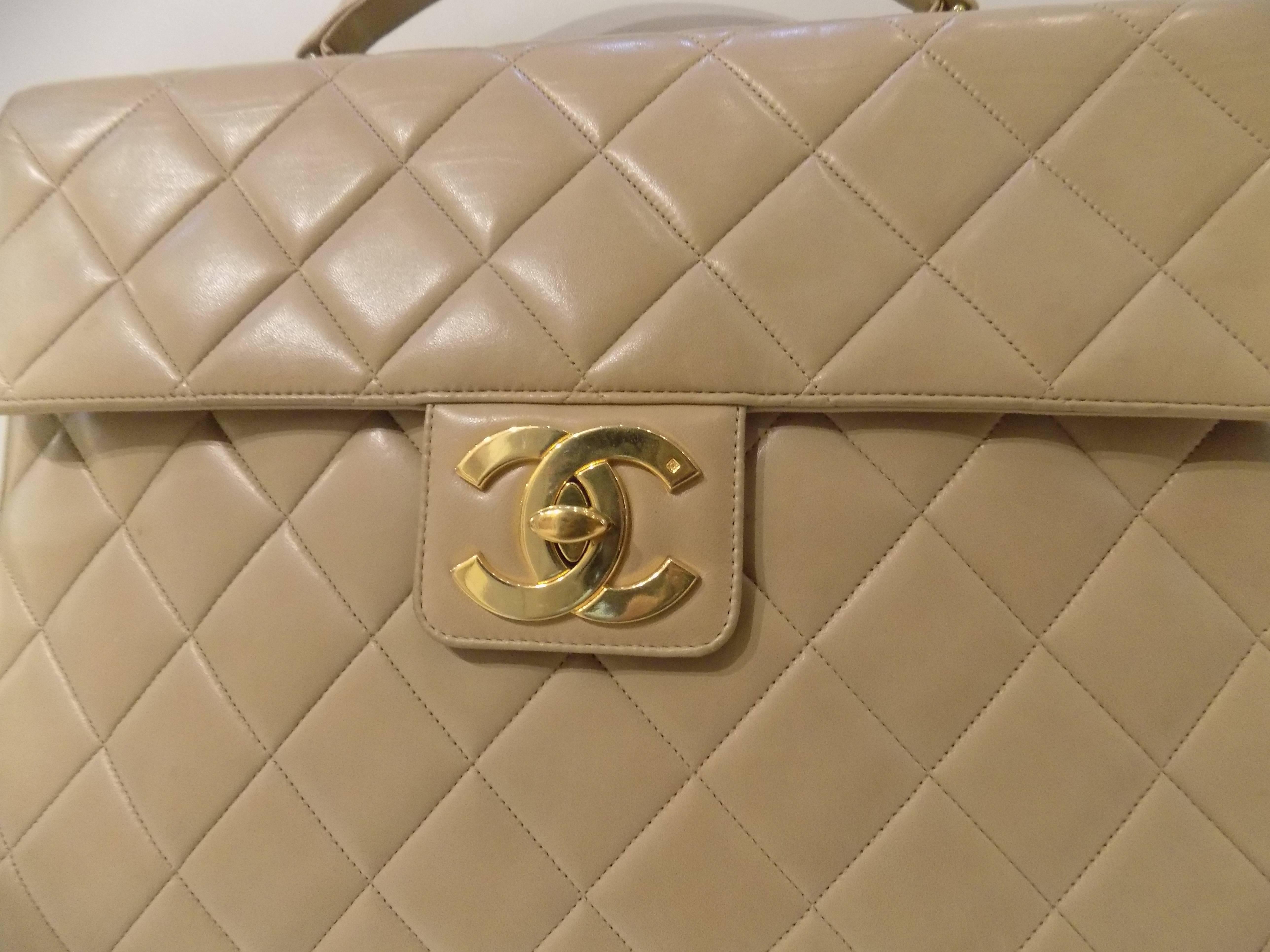 1990s Chanel beije lambskin bag
Beije caviar leather quilted briefcase from Chanel Vintage featuring a gold-tone logo plaque, a back slip pocket, foldover top with twist-lock closure, an internal zipped pocket, an internal slip pocket, an internal