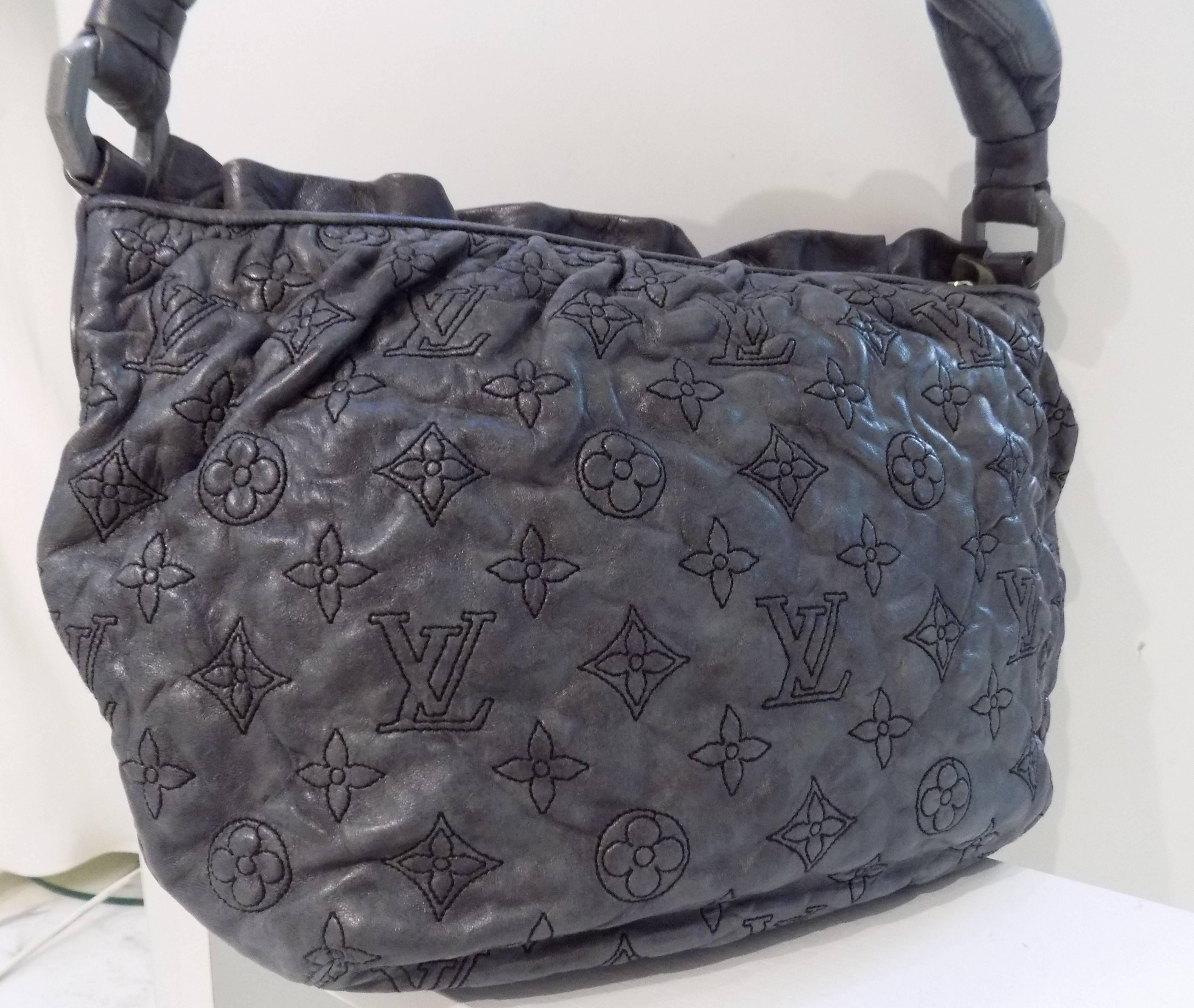 Louis Vuitton Grey Leather bag
LOUIS VUITTON Olympe Stratus GM in greyu. This spacious shoulder bag is distinctive and beautifully crafted of storm gray polished and quilted Louis Vuitton monogram leather. The bag features a thick, twisted leather