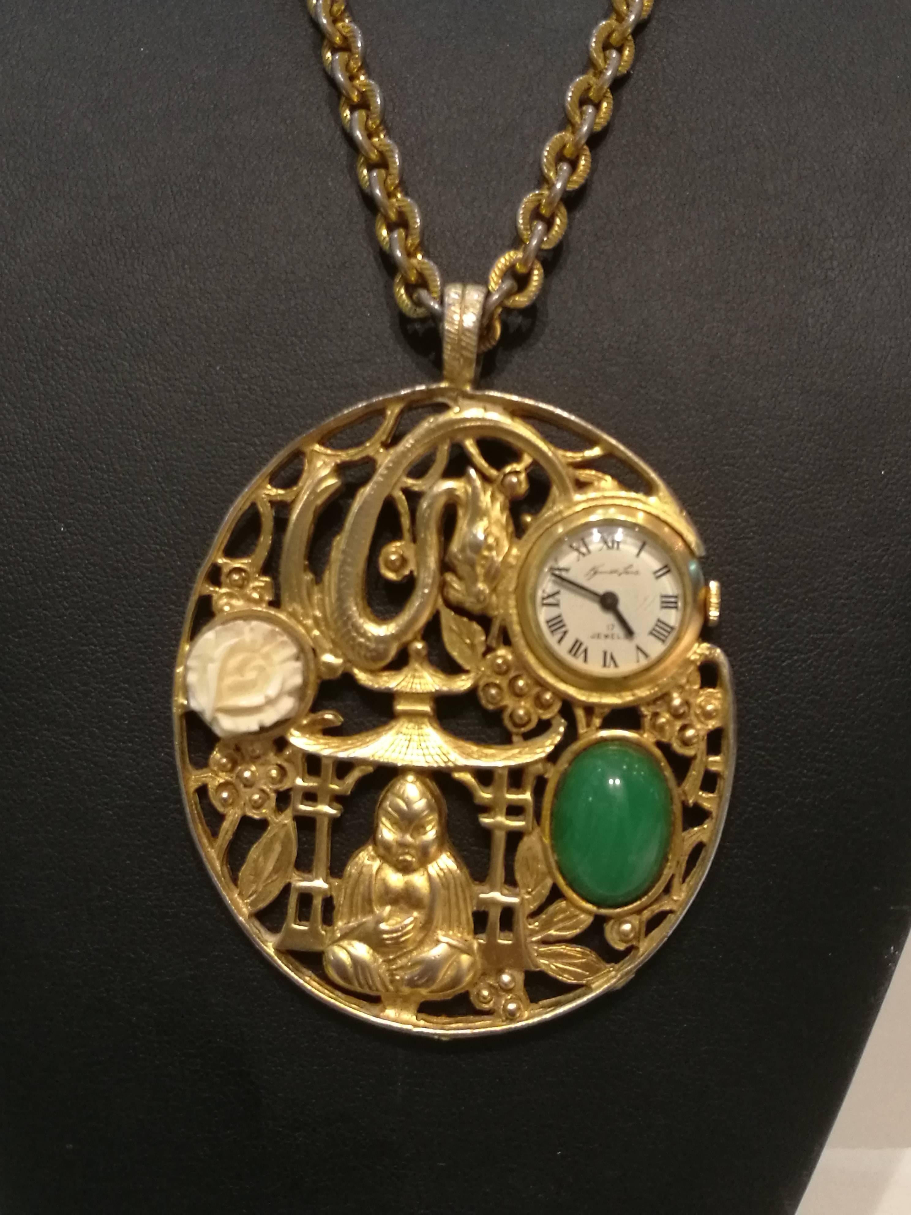 Kenneth Lane Necklace watch
Gold tone necklace with pendant including a small watch
Total lenght necklace: 72cm
pendant size: 
lenght9cm
widht6.5

Lane started designing jewelry and launched his business in 1963 whilst producing bejeweled